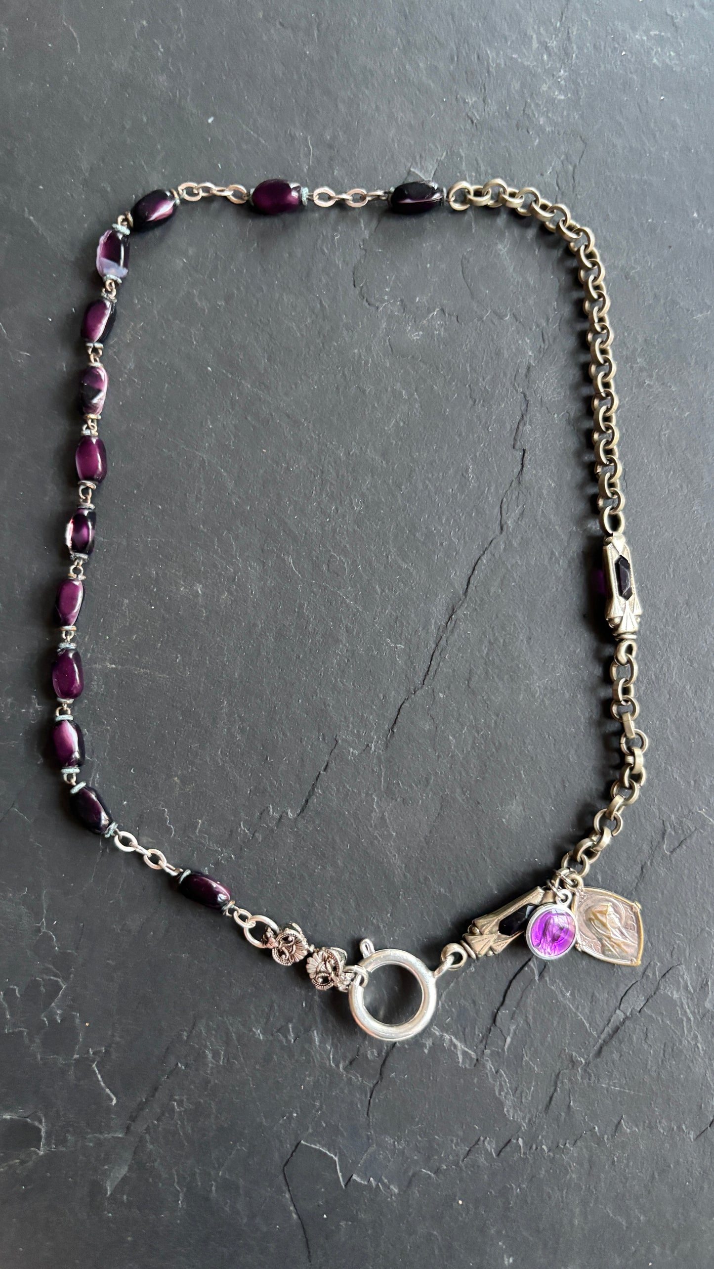 Collier chaîne de montre Art Deco , chapelet violet et médailles
