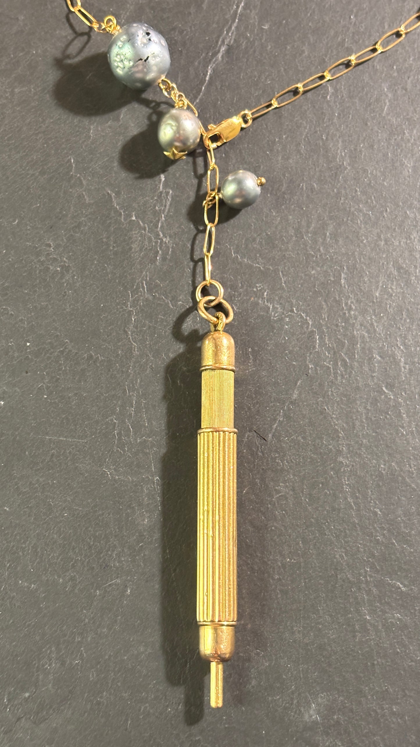 Collier lasso, perles grises, et crayon de bal