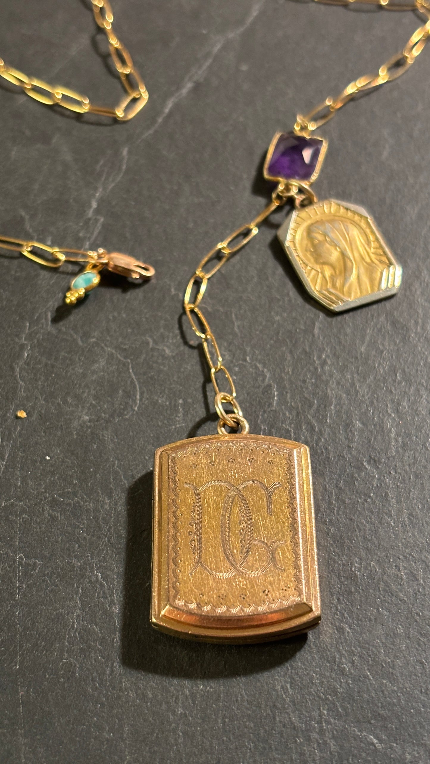 Collier lasso , améthyste et médaille à secret initiales DG.