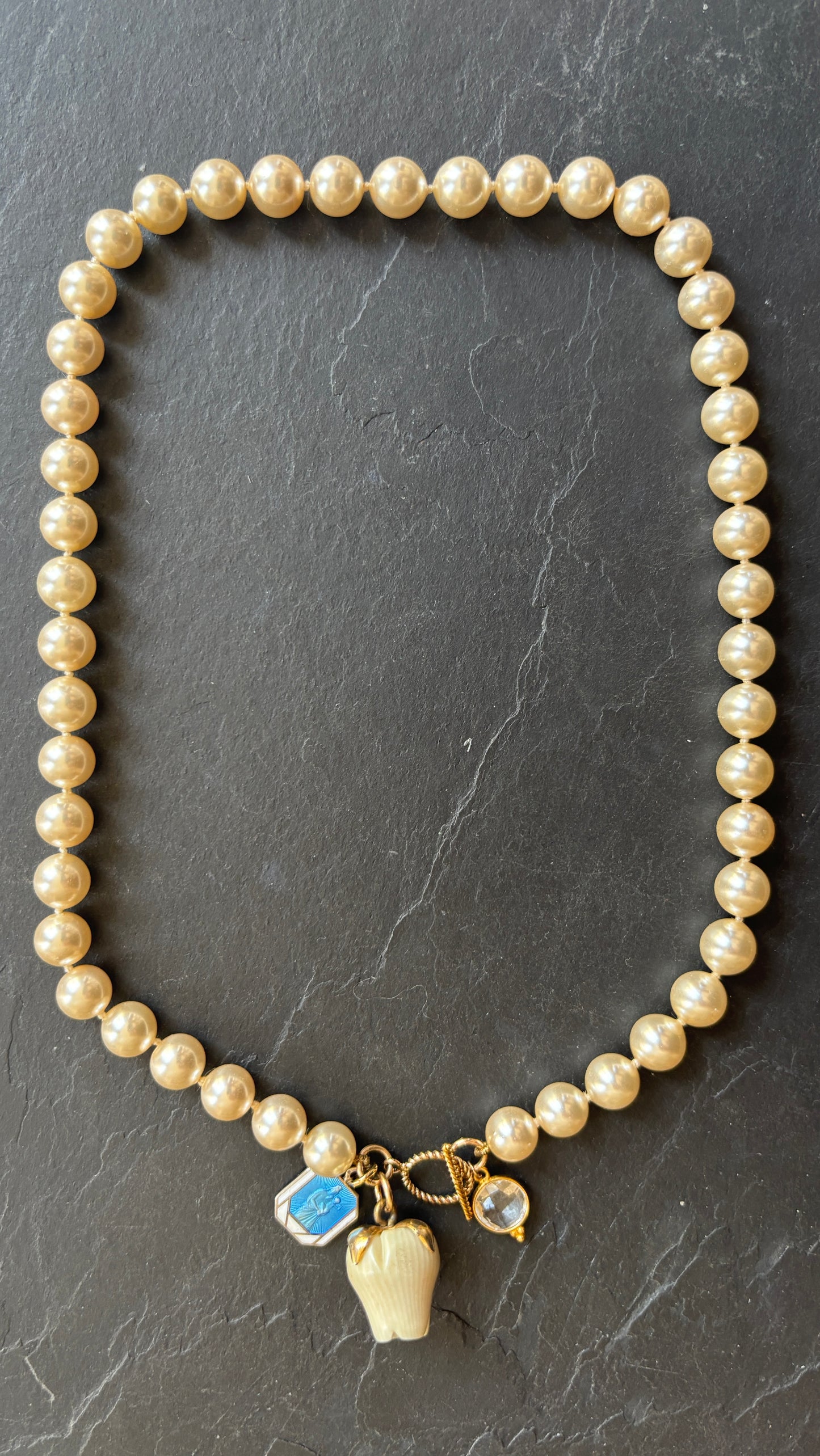 Collier de perles vintage , médaille, rose et cristal de roche