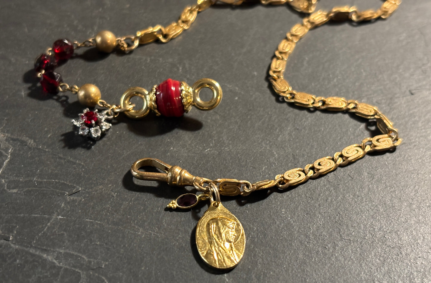 Choker chaîne de montre et chapelet, médaille de la Vierge