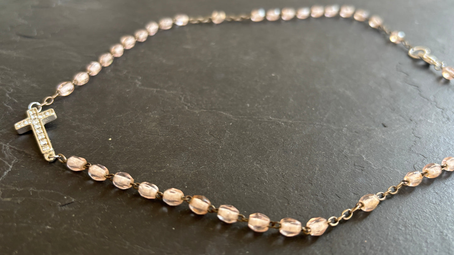 Collier chapelet rose pale et croix strassée - blissparis