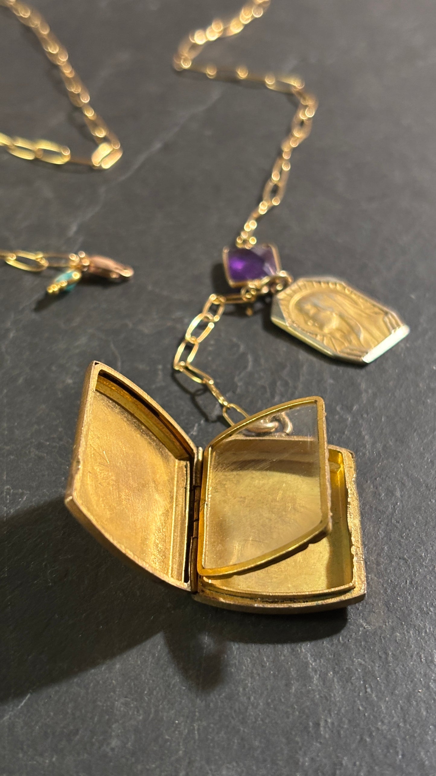 Collier lasso , améthyste et médaille à secret initiales DG.