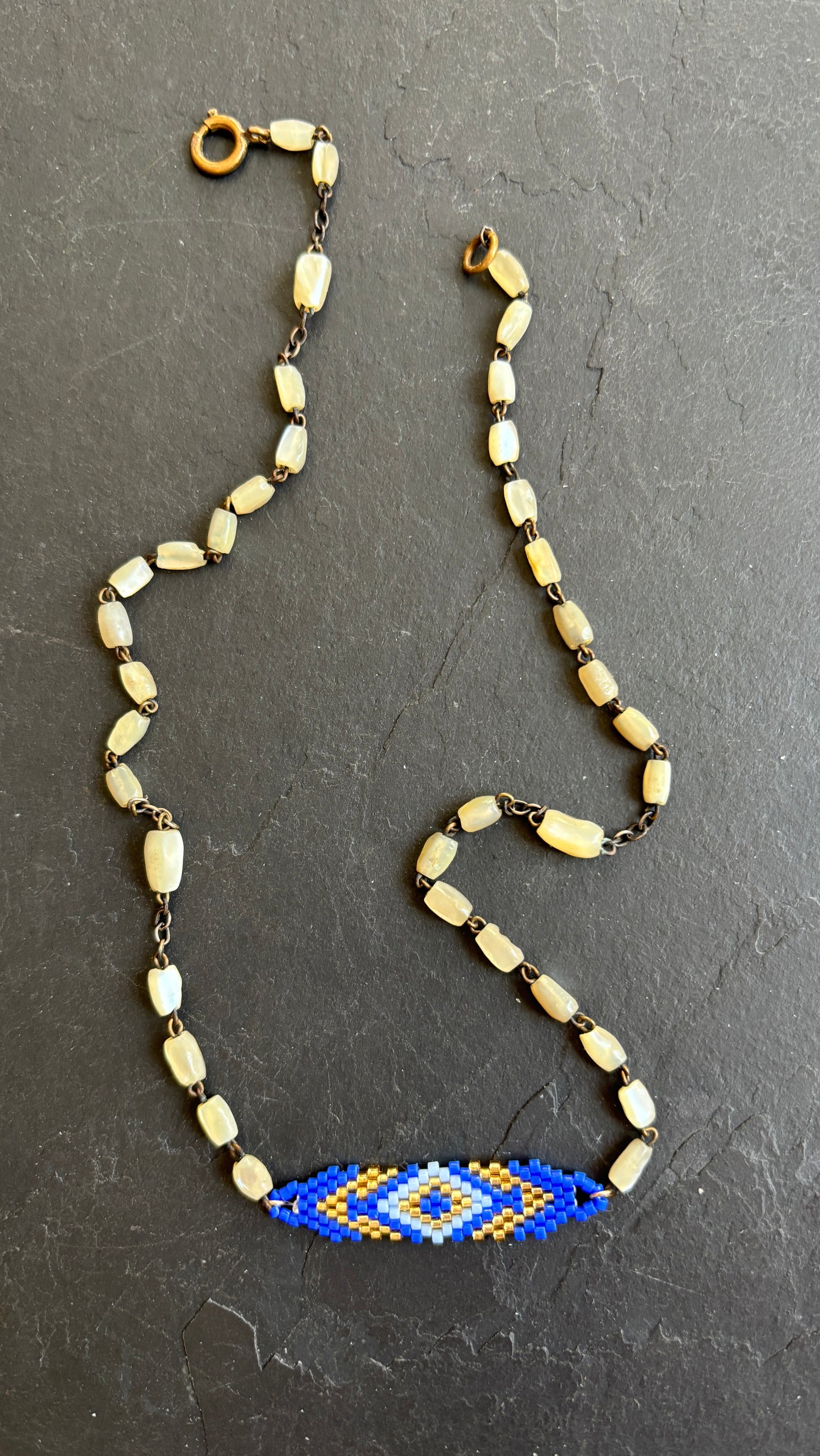 Collier en chapelet de nacre et motif brésilien