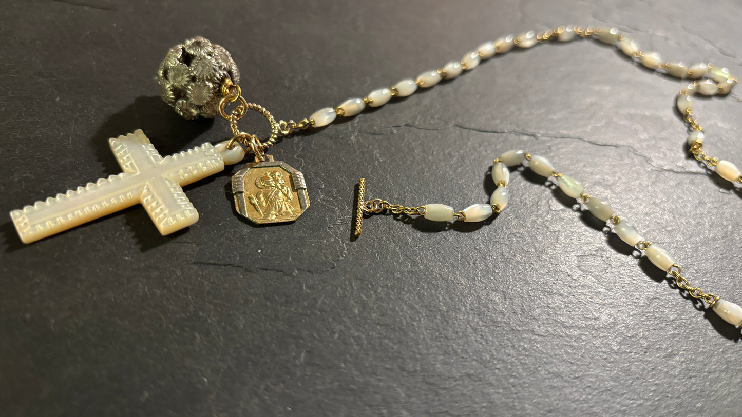Collier de nacre, strass et médaille de St Christophe