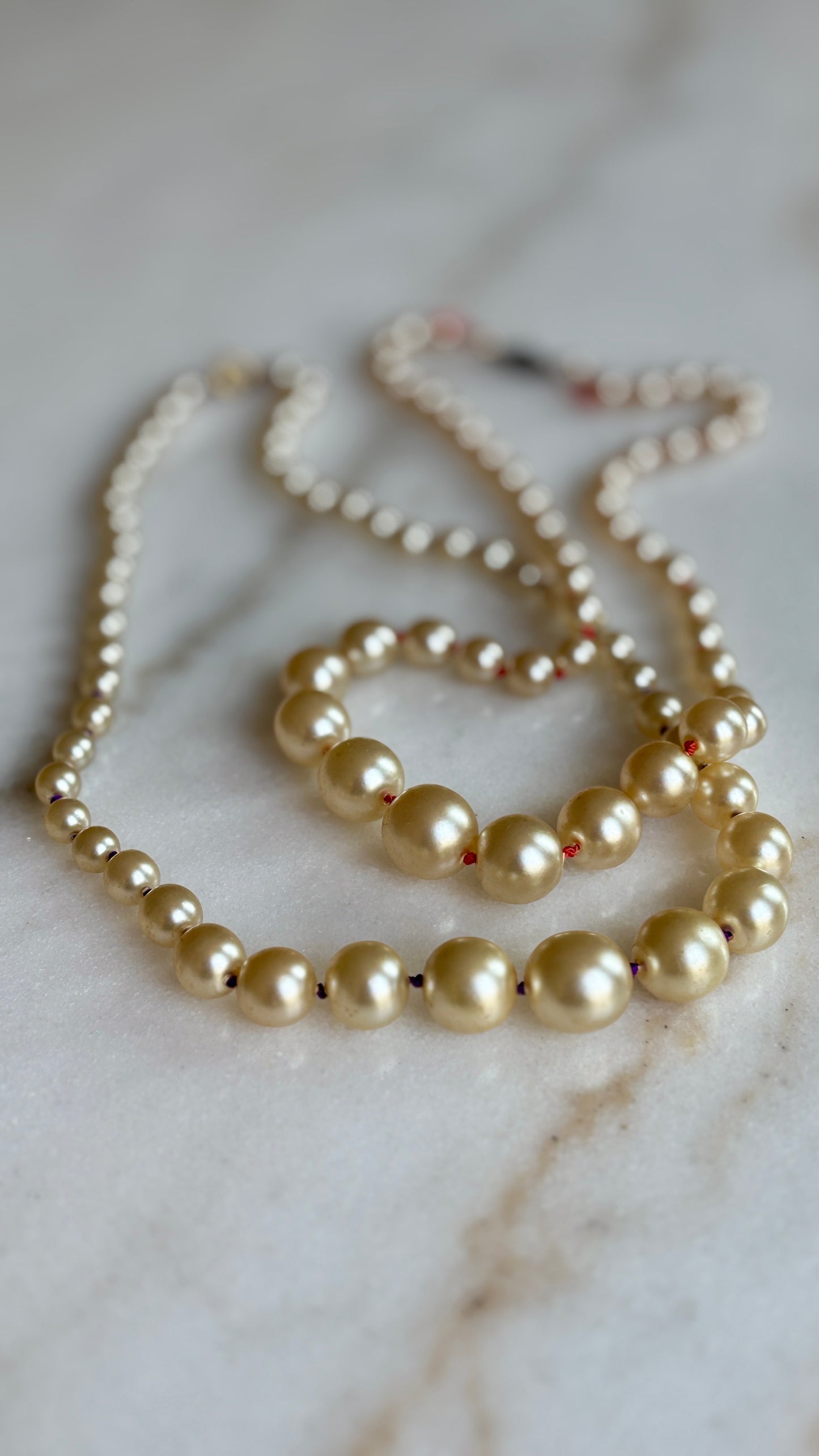 Collier de perles noué sur fil violet