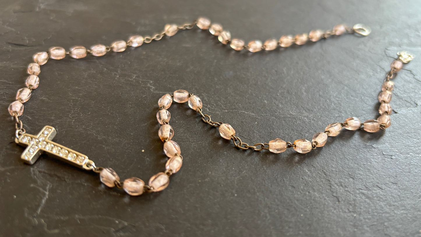 Collier chapelet rose pale et croix strassée - blissparis