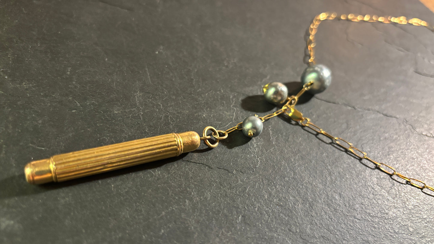 Collier lasso, perles grises, et crayon de bal