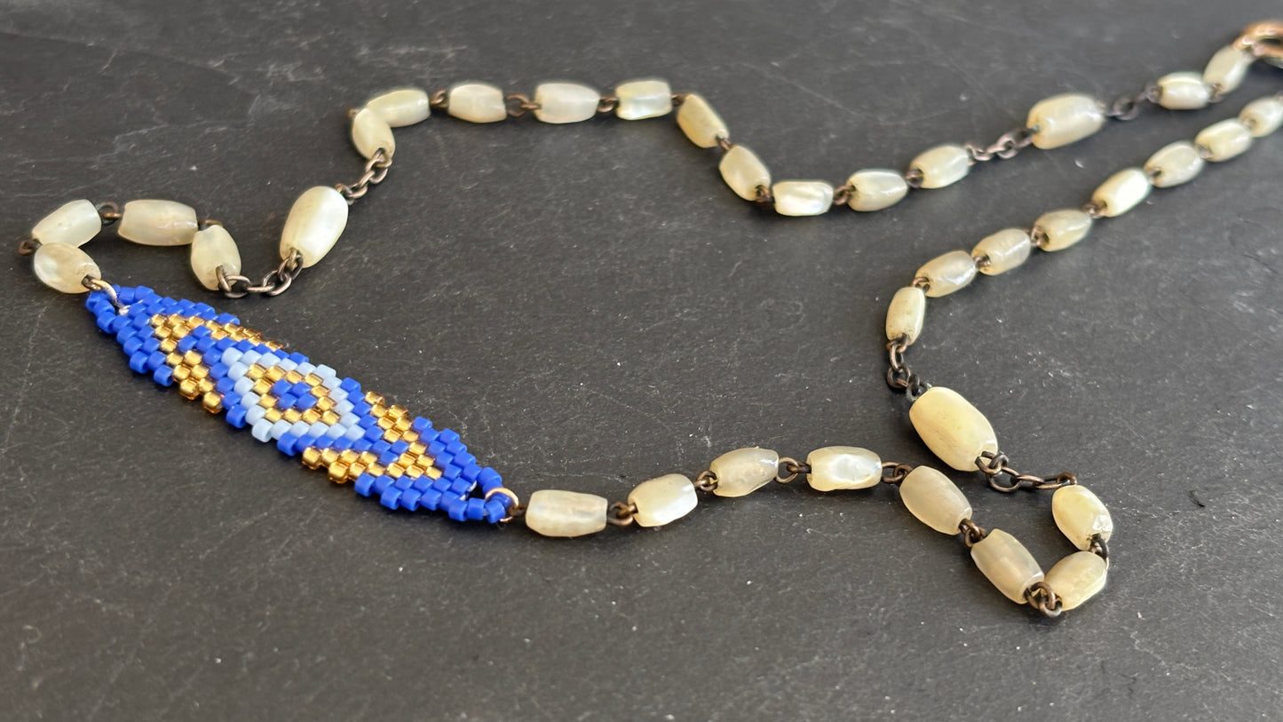 Collier en chapelet de nacre et motif brésilien