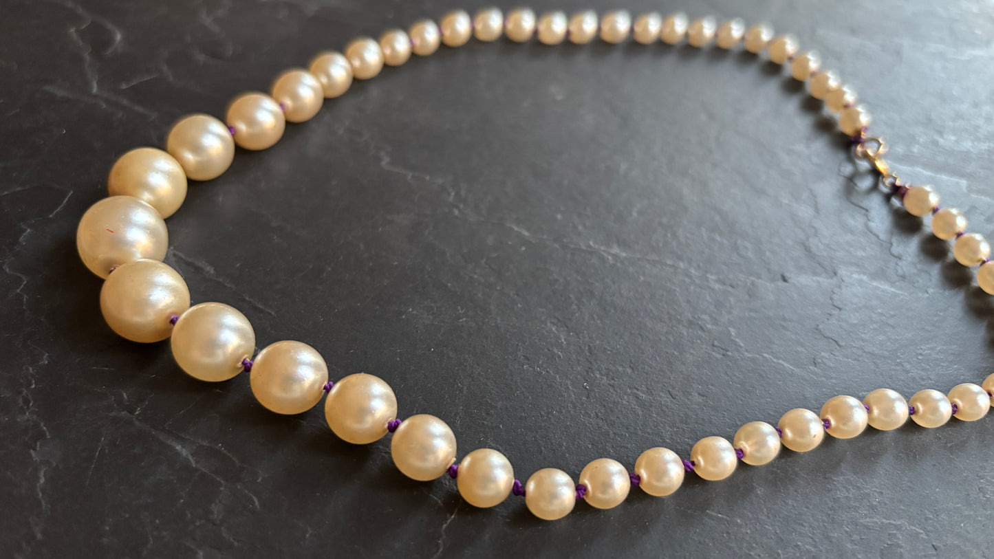 Collier de perles noué sur fil violet