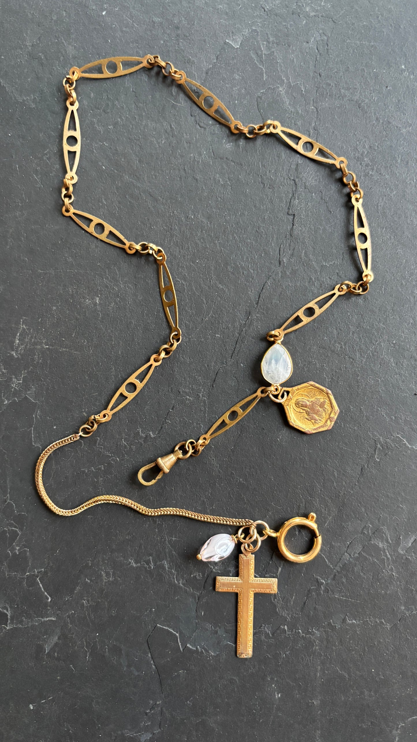 Collier chaîne de montre , croix et pierre de lune
