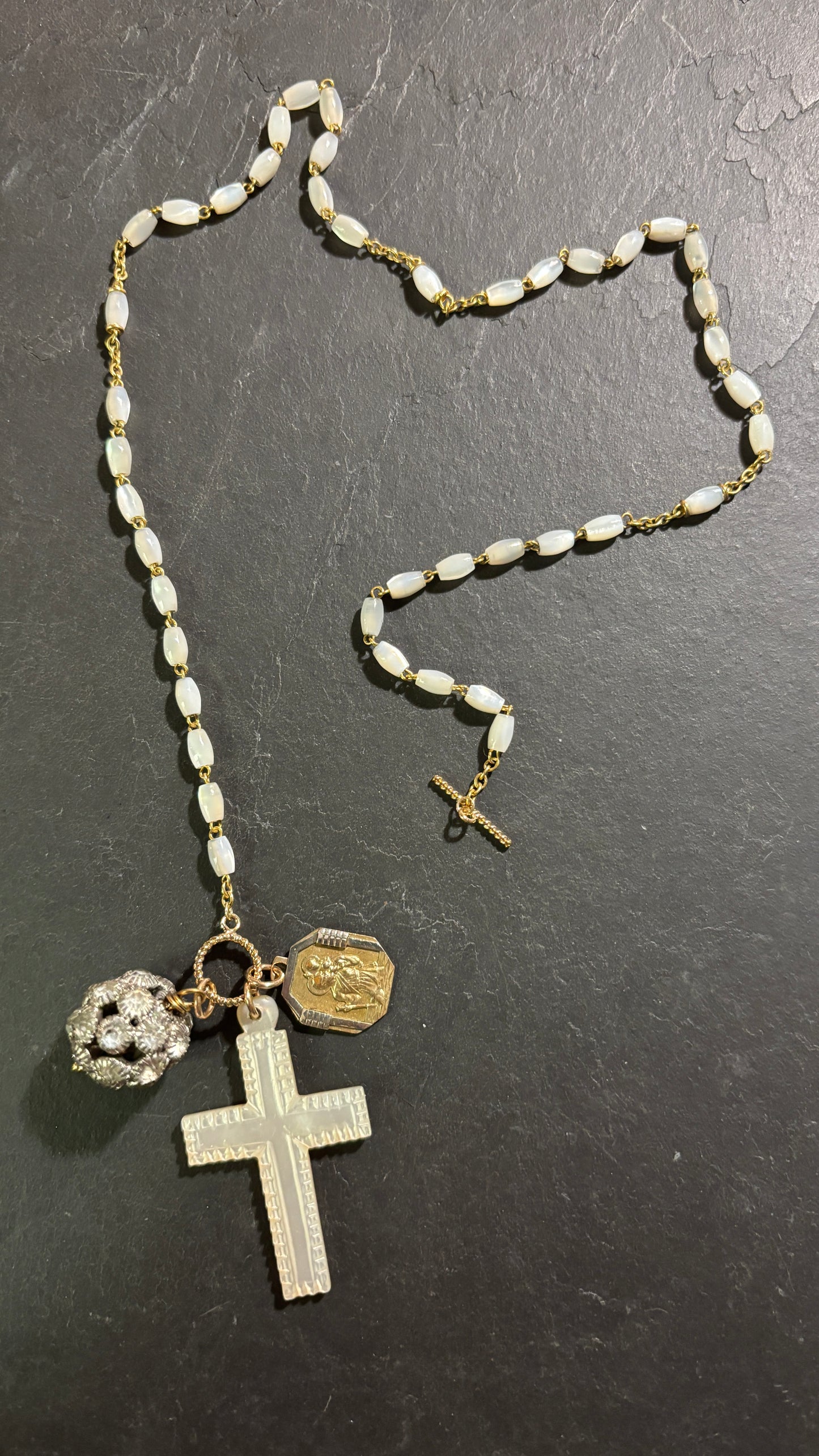 Collier de nacre, strass et médaille de St Christophe
