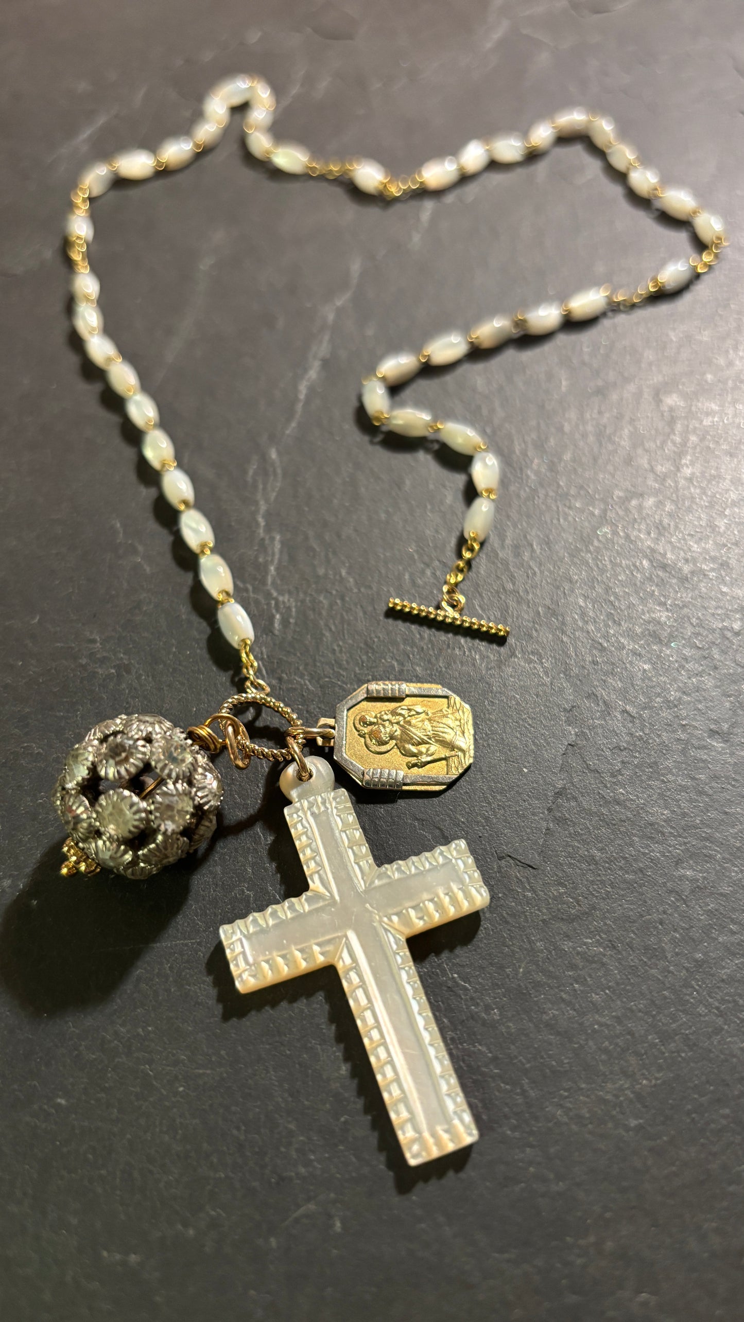 Collier de nacre, strass et médaille de St Christophe