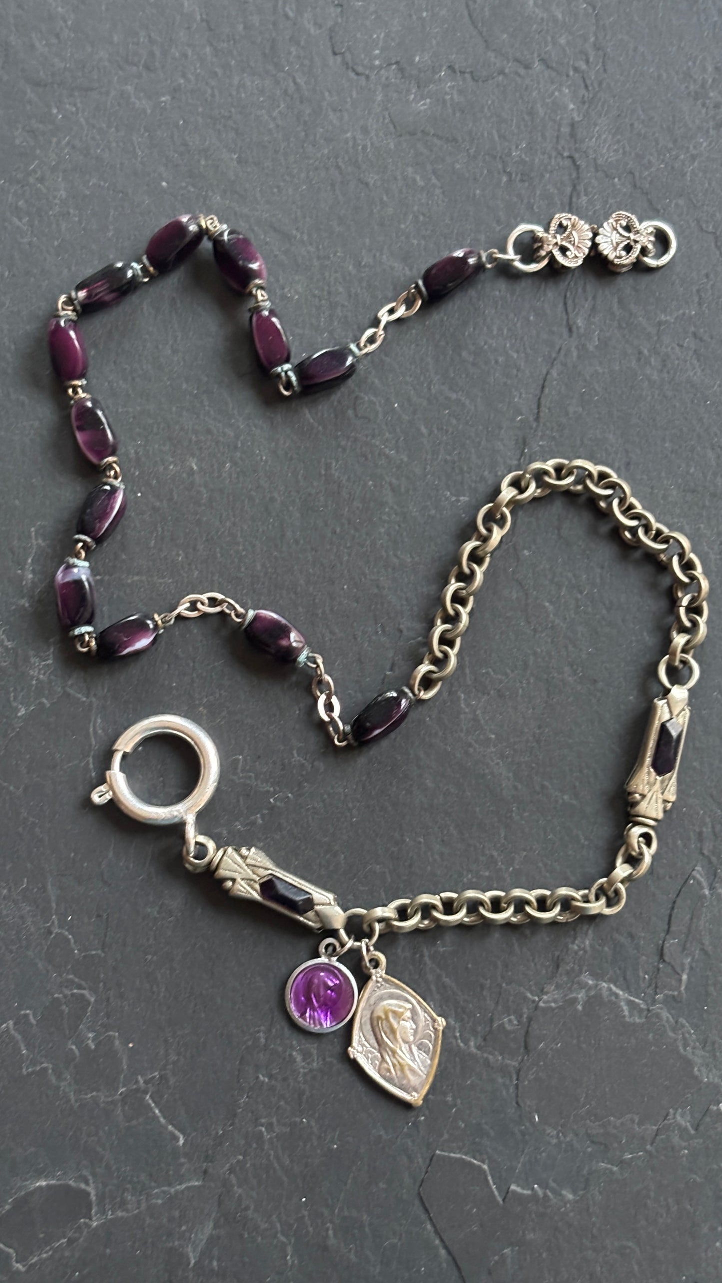 Collier chaîne de montre Art Deco , chapelet violet et médailles