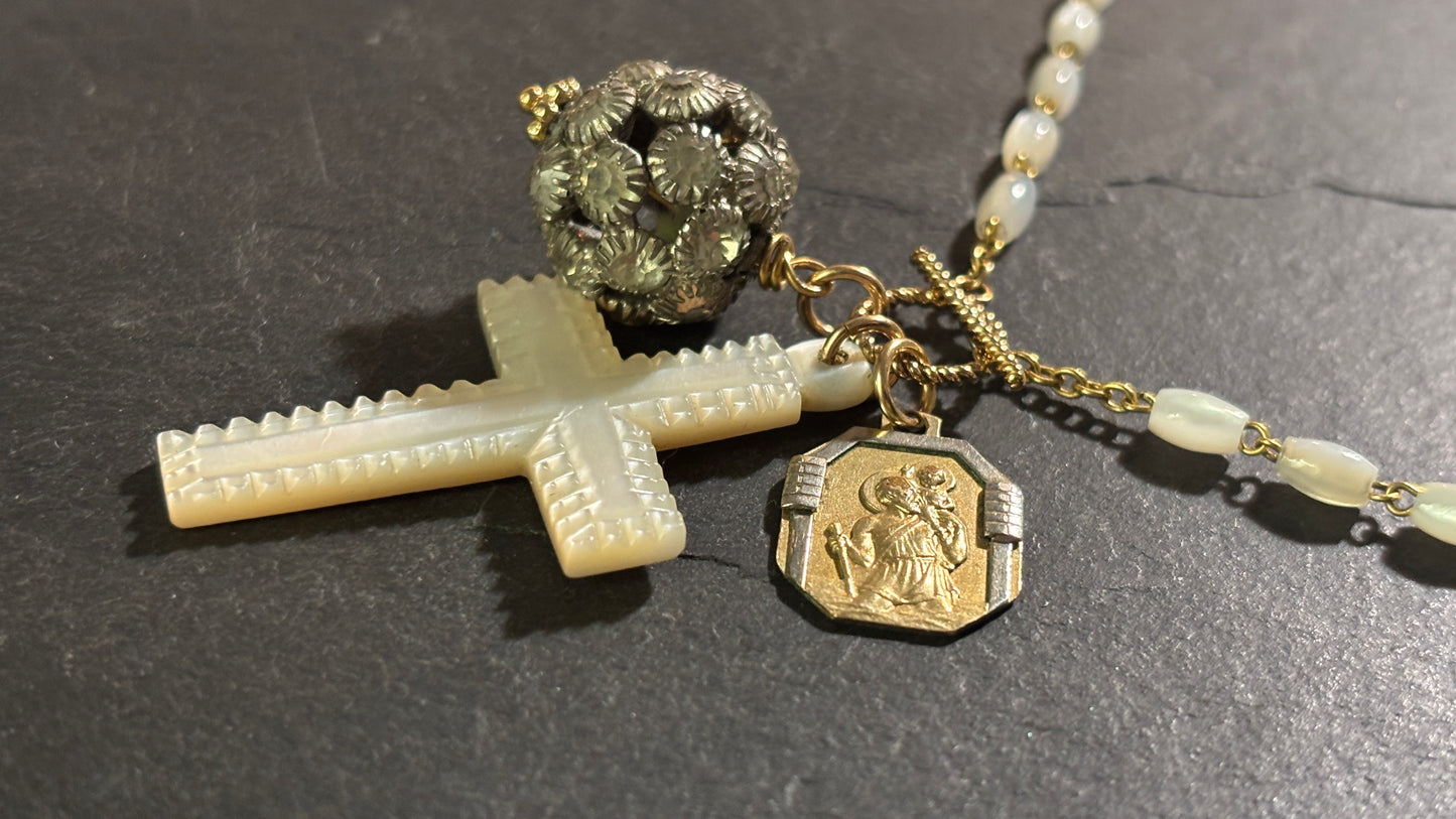Collier de nacre, strass et médaille de St Christophe