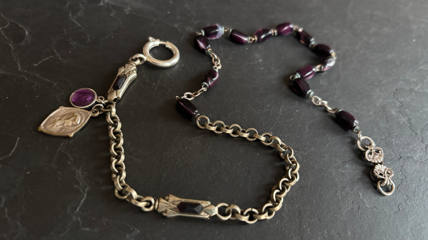 Collier chaîne de montre Art Deco , chapelet violet et médailles