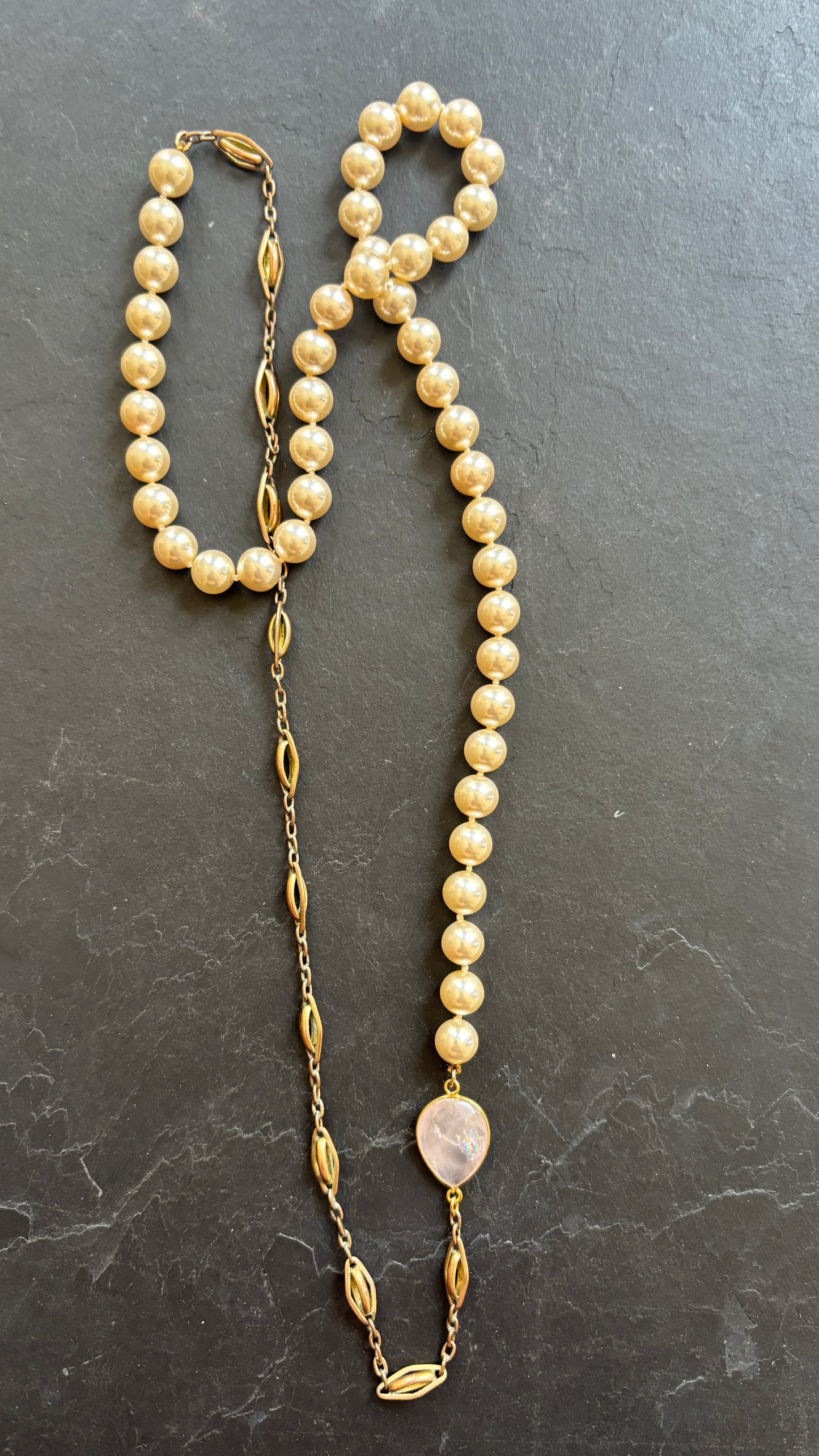 Sautoir en perles, chaîne de montre et quartz rose
