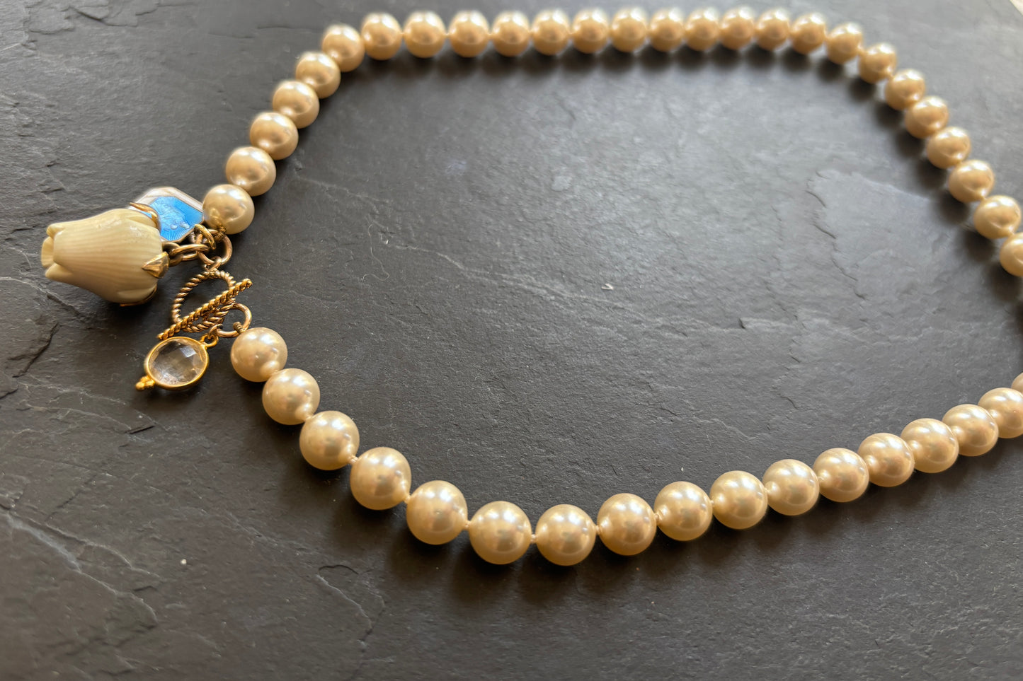 Collier de perles vintage , médaille, rose et cristal de roche