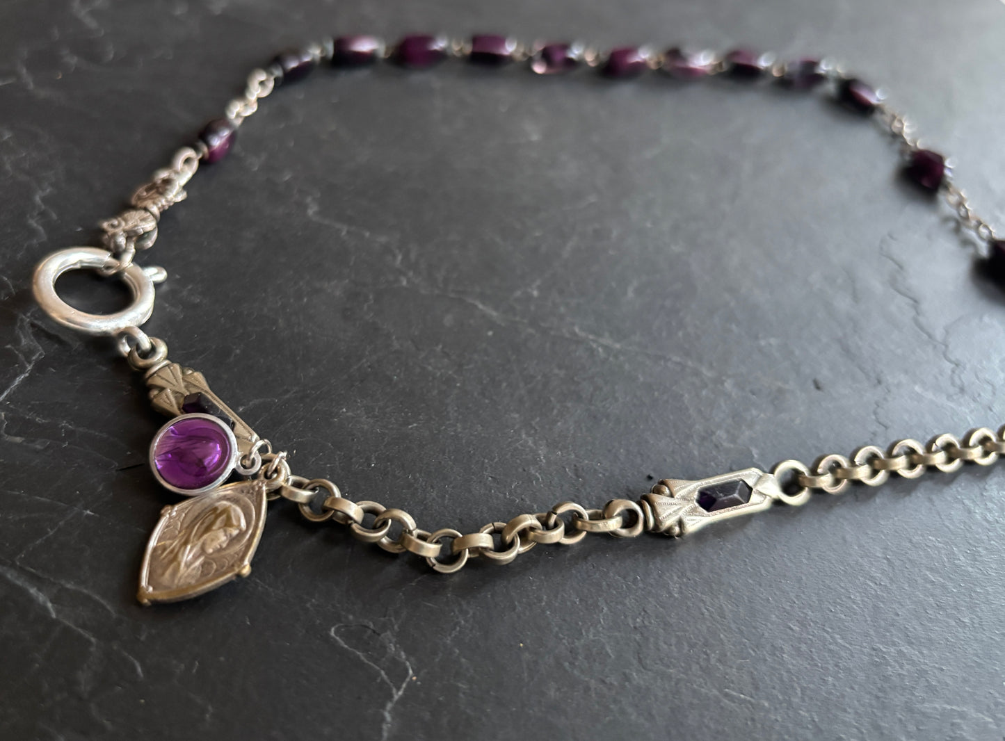 Collier chaîne de montre Art Deco , chapelet violet et médailles