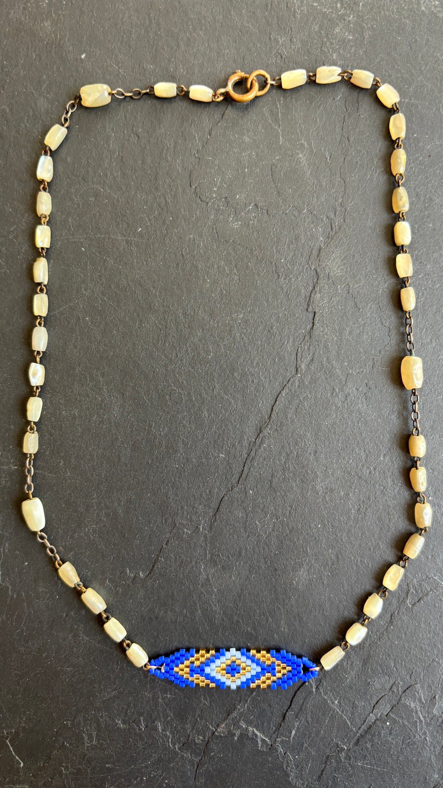 Collier en chapelet de nacre et motif brésilien