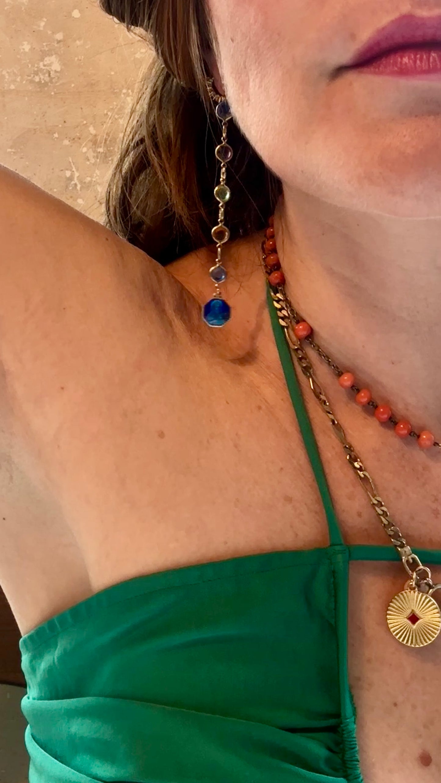 Pendants en verroterie de couleurs et médailles émaillées