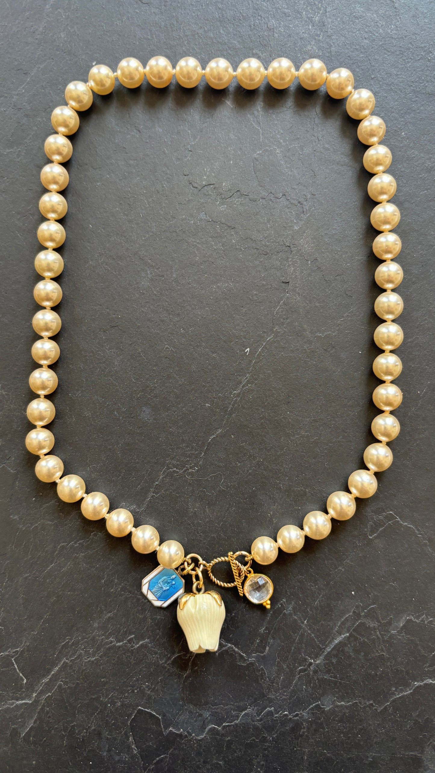 Collier de perles vintage , médaille, rose et cristal de roche