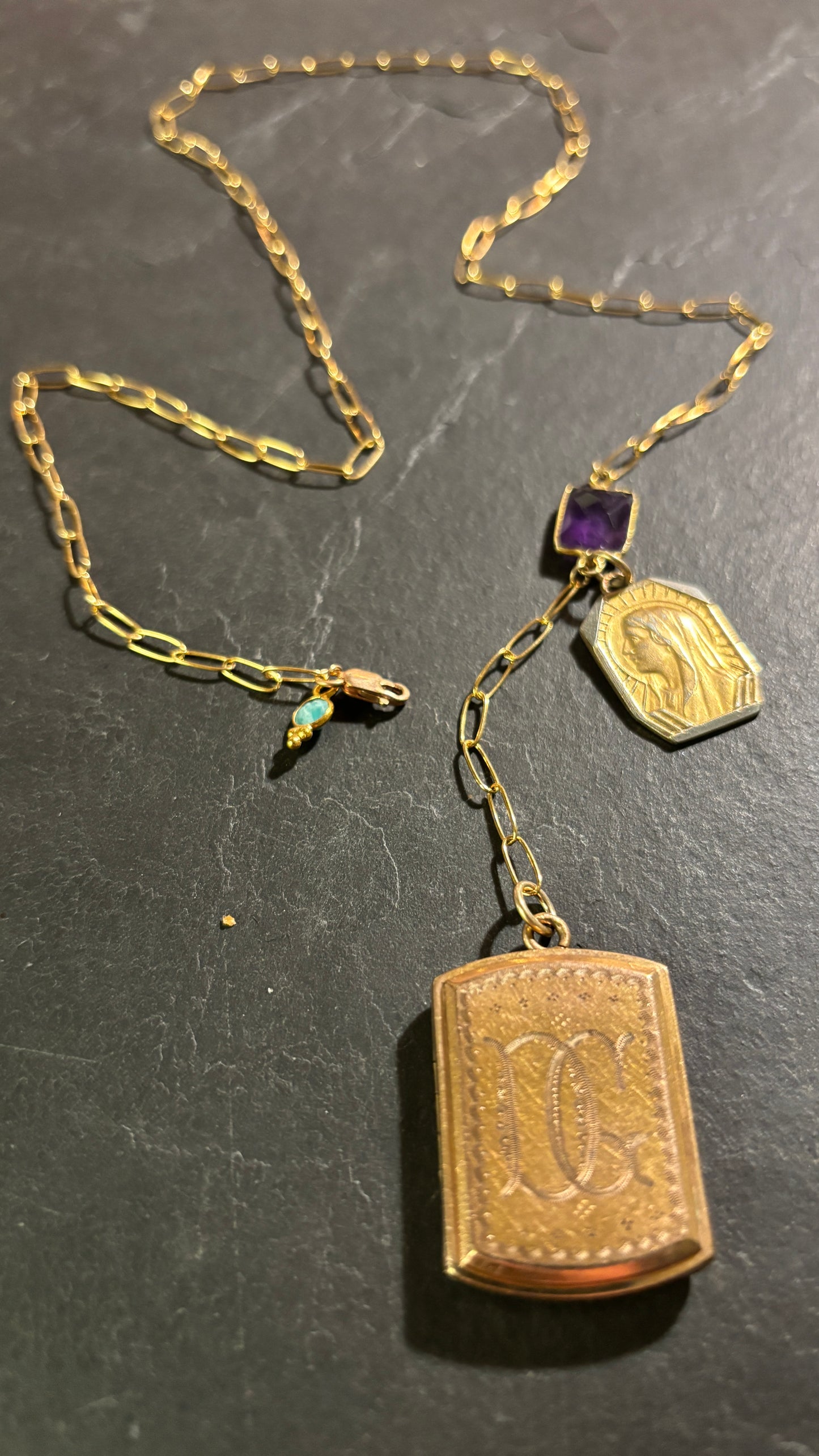 Collier lasso , améthyste et médaille à secret initiales DG.