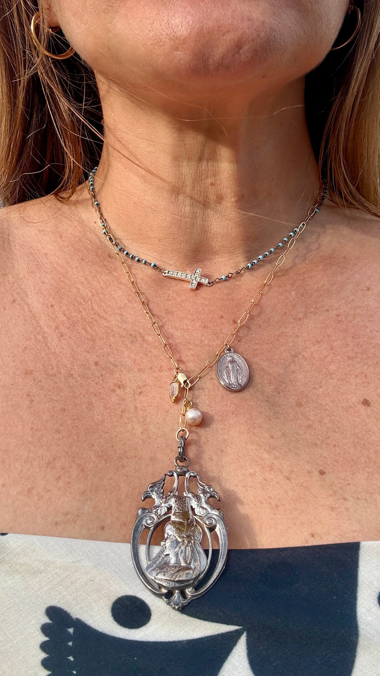 Collier chapelet turquoise et croix strassée - blissparis