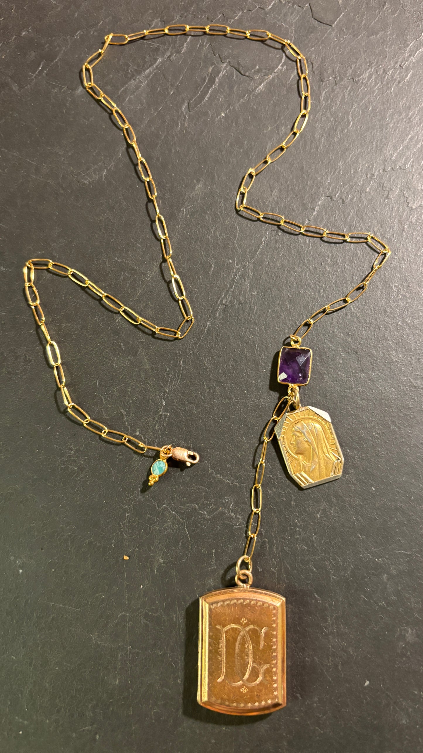 Collier lasso , améthyste et médaille à secret initiales DG.