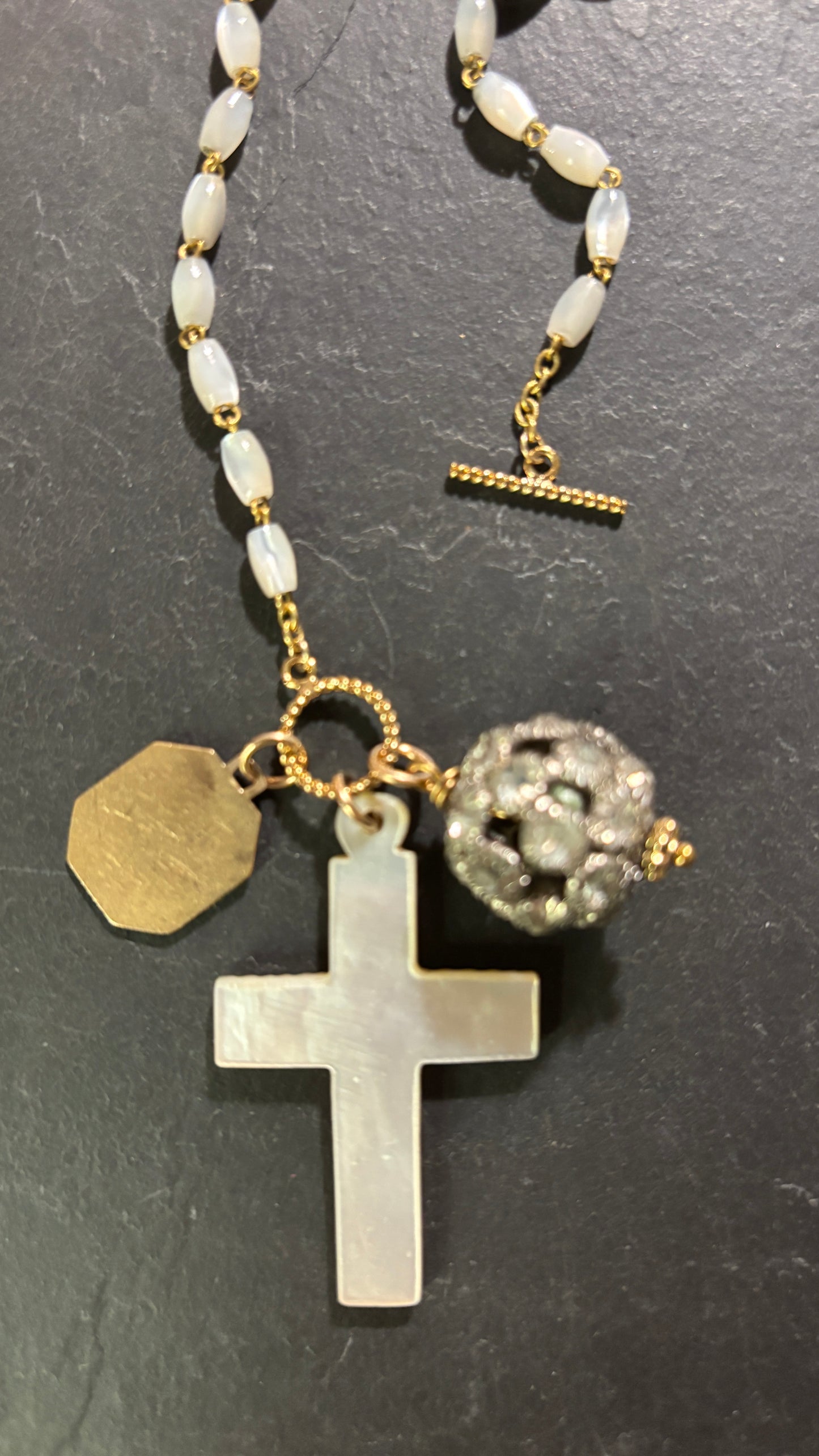 Collier de nacre, strass et médaille de St Christophe