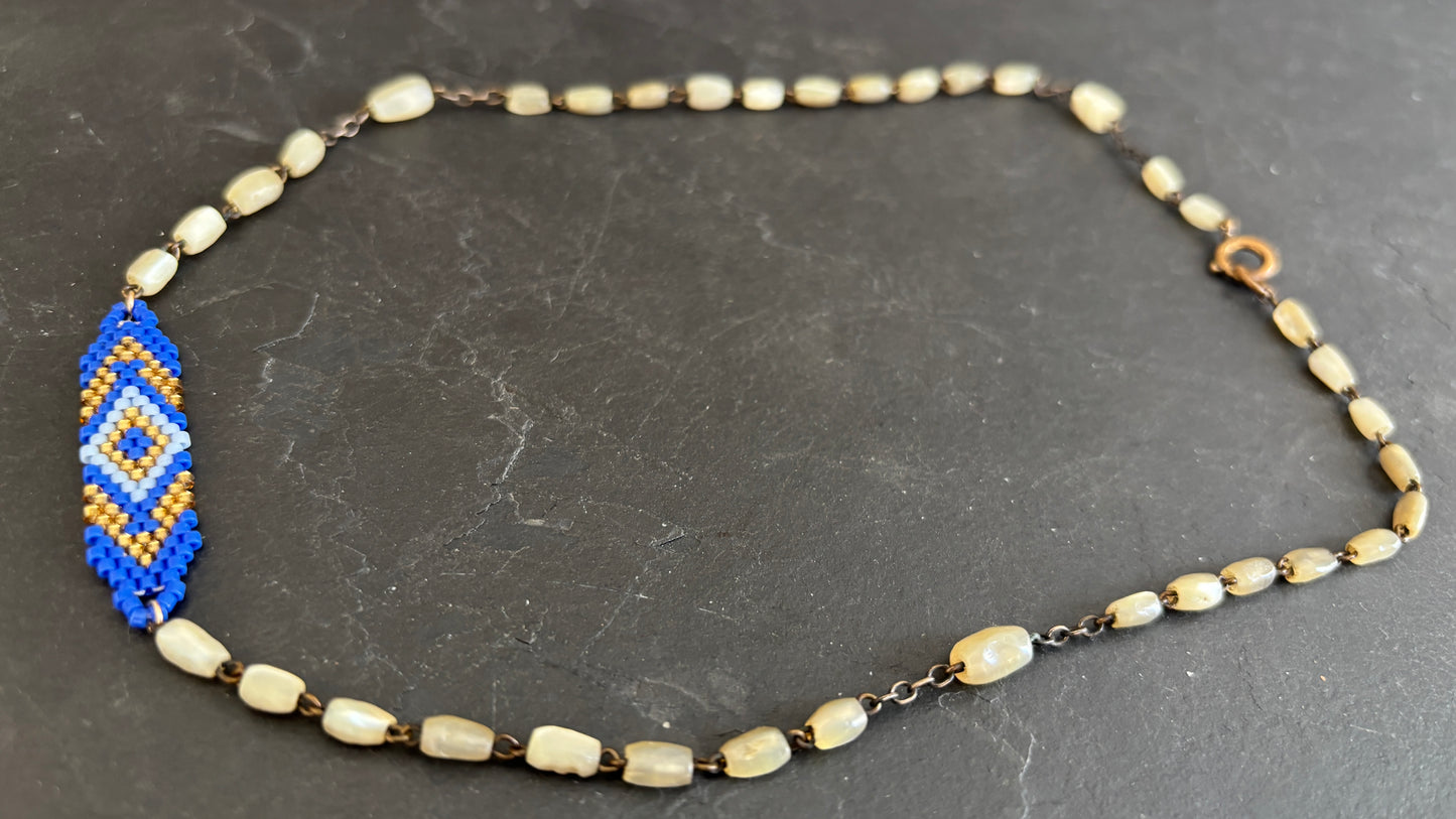 Collier en chapelet de nacre et motif brésilien