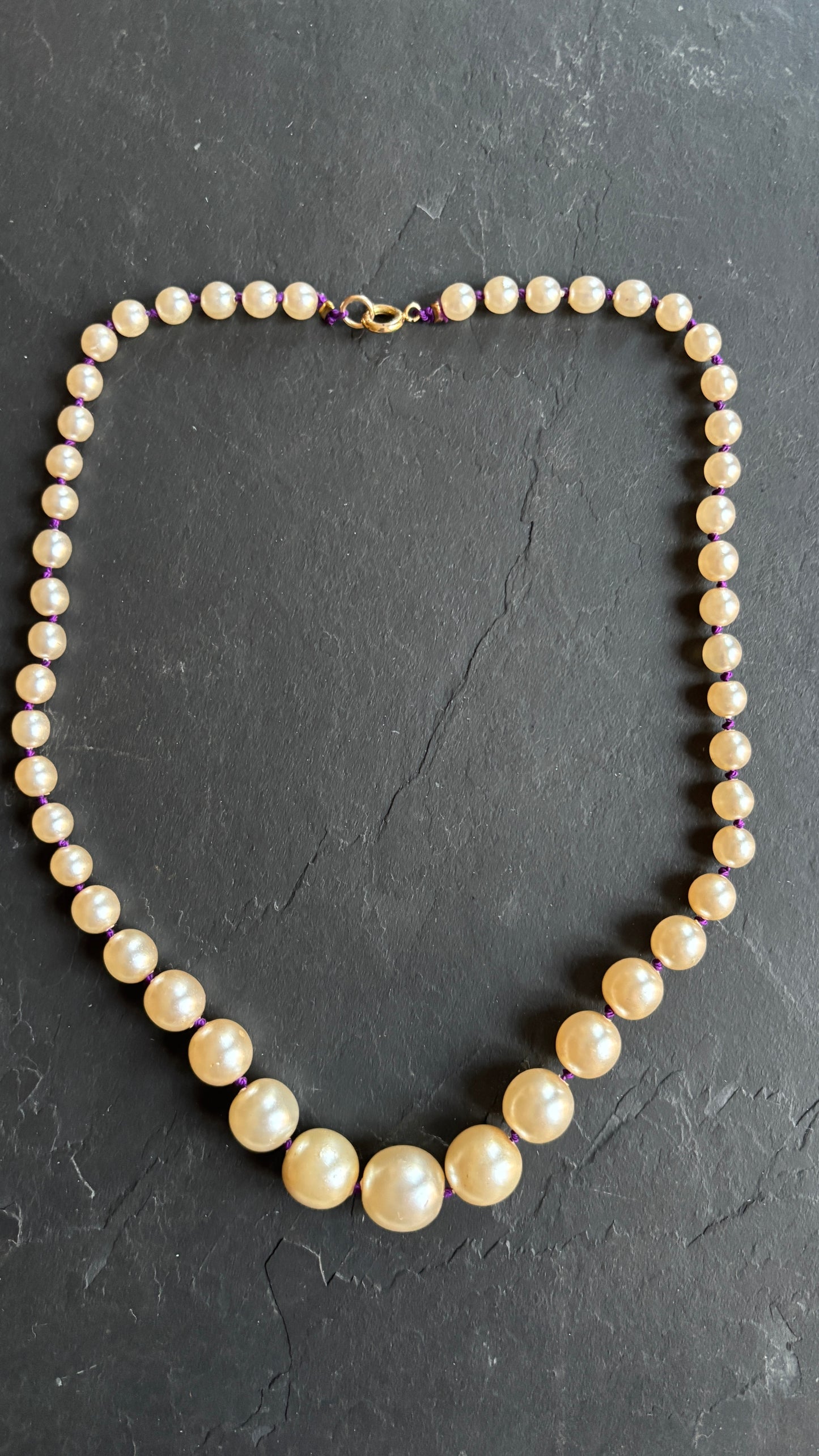 Collier de perles noué sur fil violet