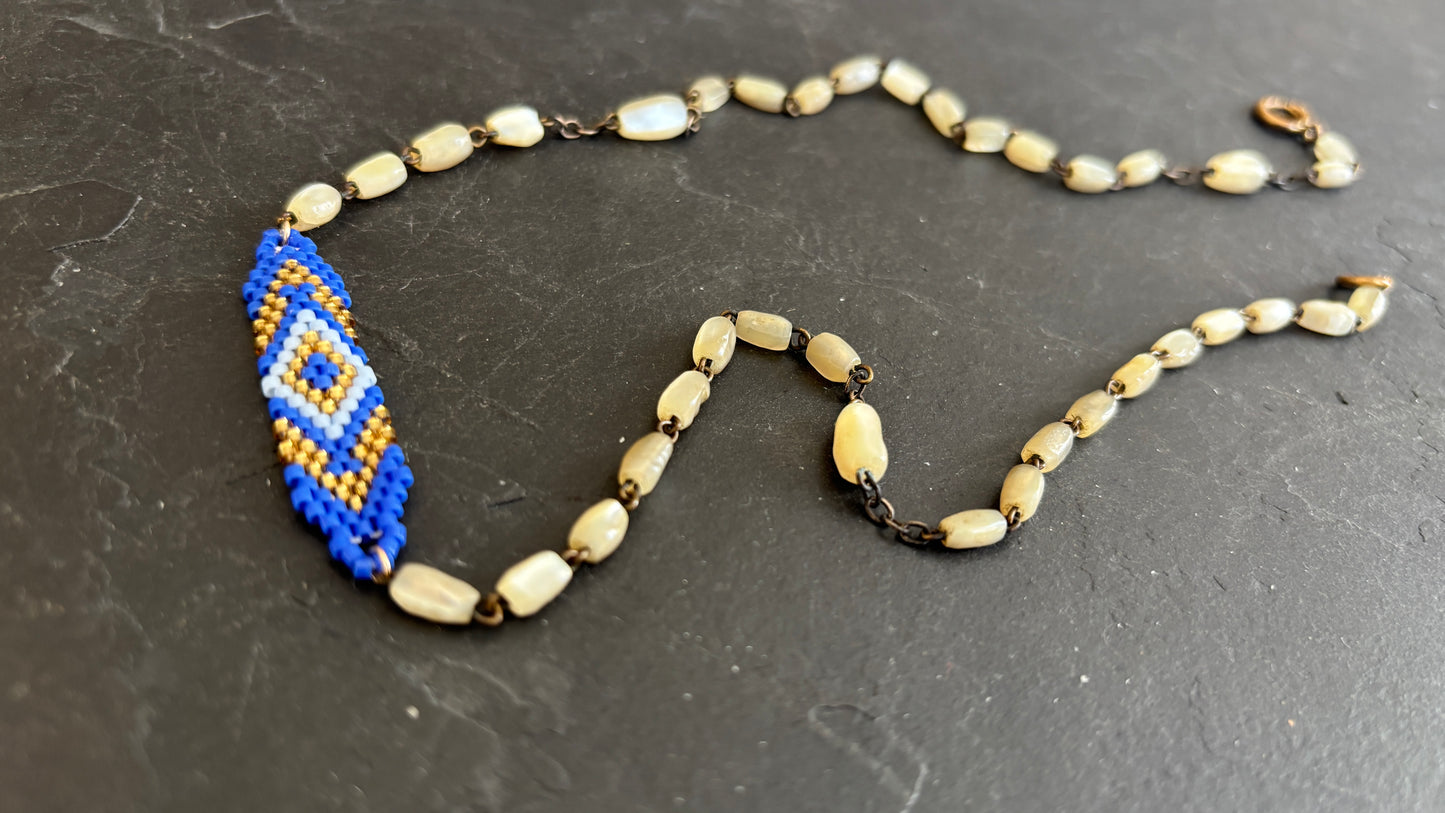 Collier en chapelet de nacre et motif brésilien