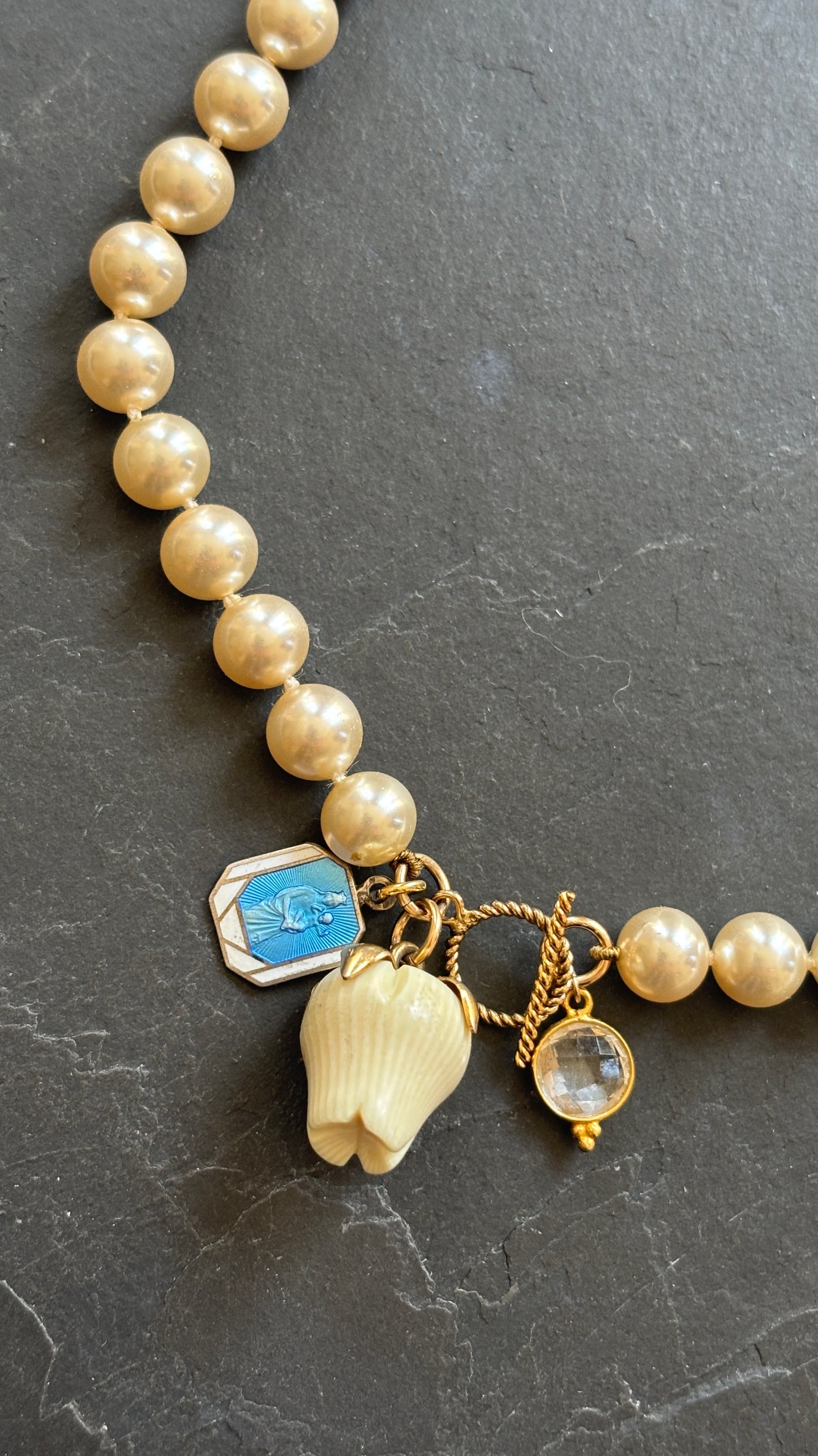 Collier de perles vintage , médaille, rose et cristal de roche
