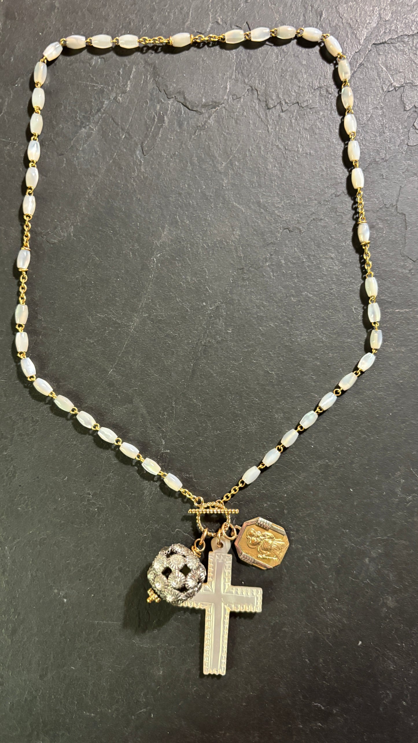 Collier de nacre, strass et médaille de St Christophe