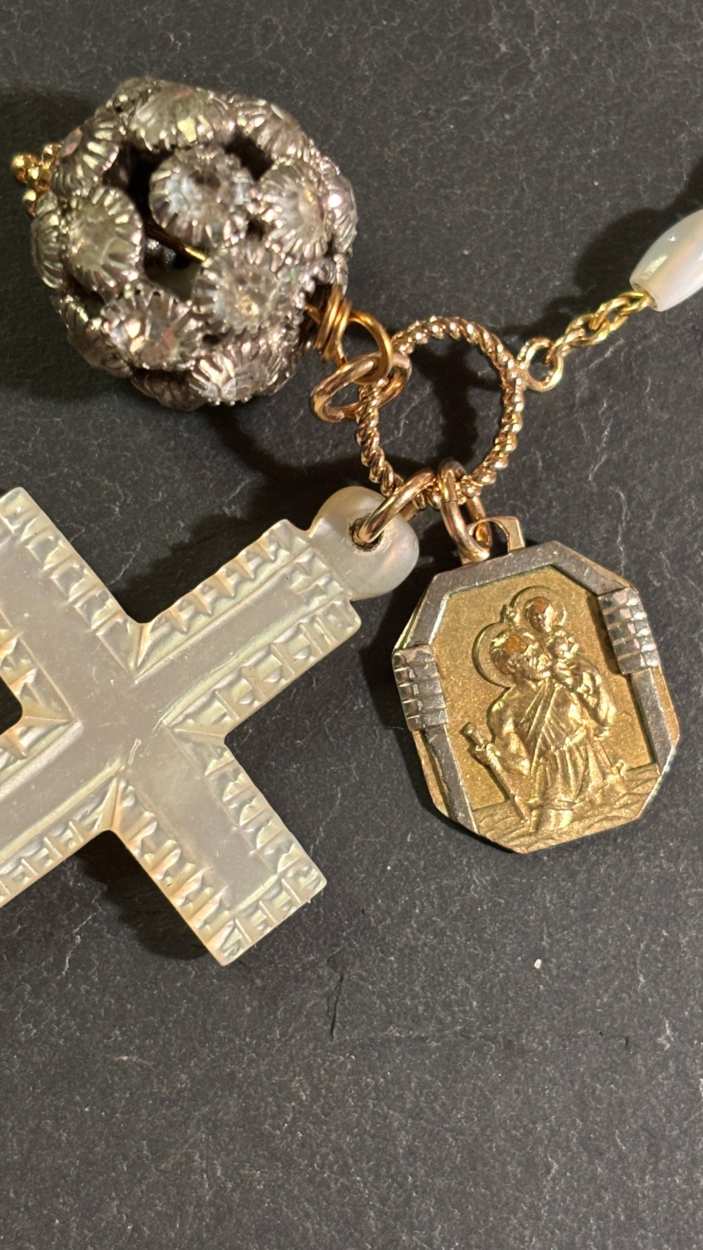 Collier de nacre, strass et médaille de St Christophe