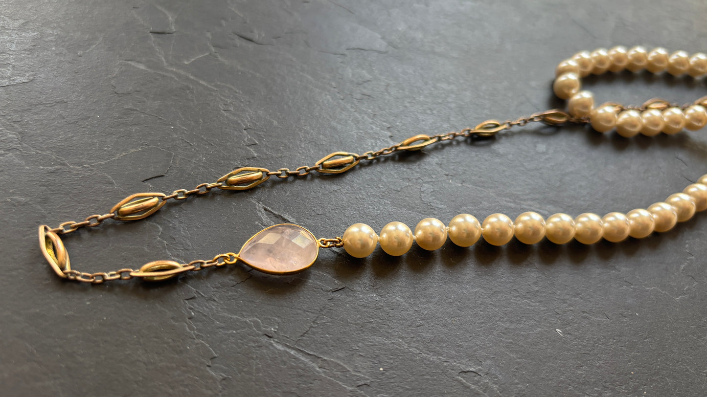Sautoir en perles, chaîne de montre et quartz rose