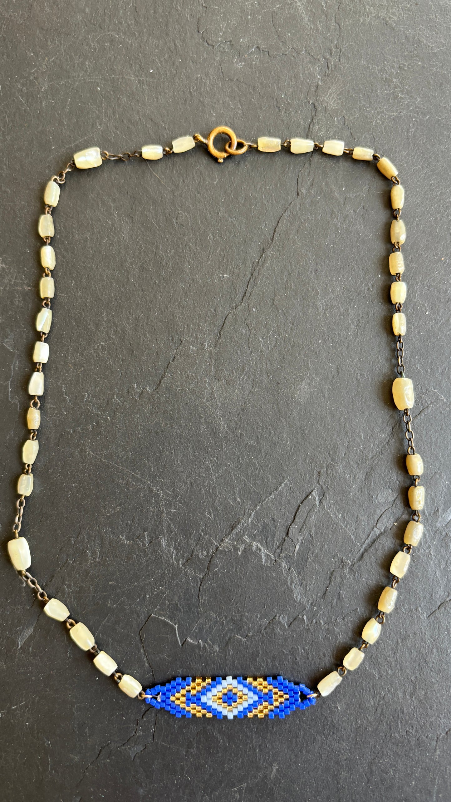 Collier en chapelet de nacre et motif brésilien