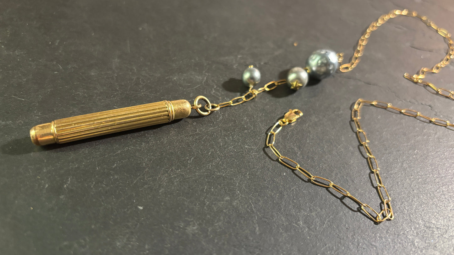 Collier lasso, perles grises, et crayon de bal