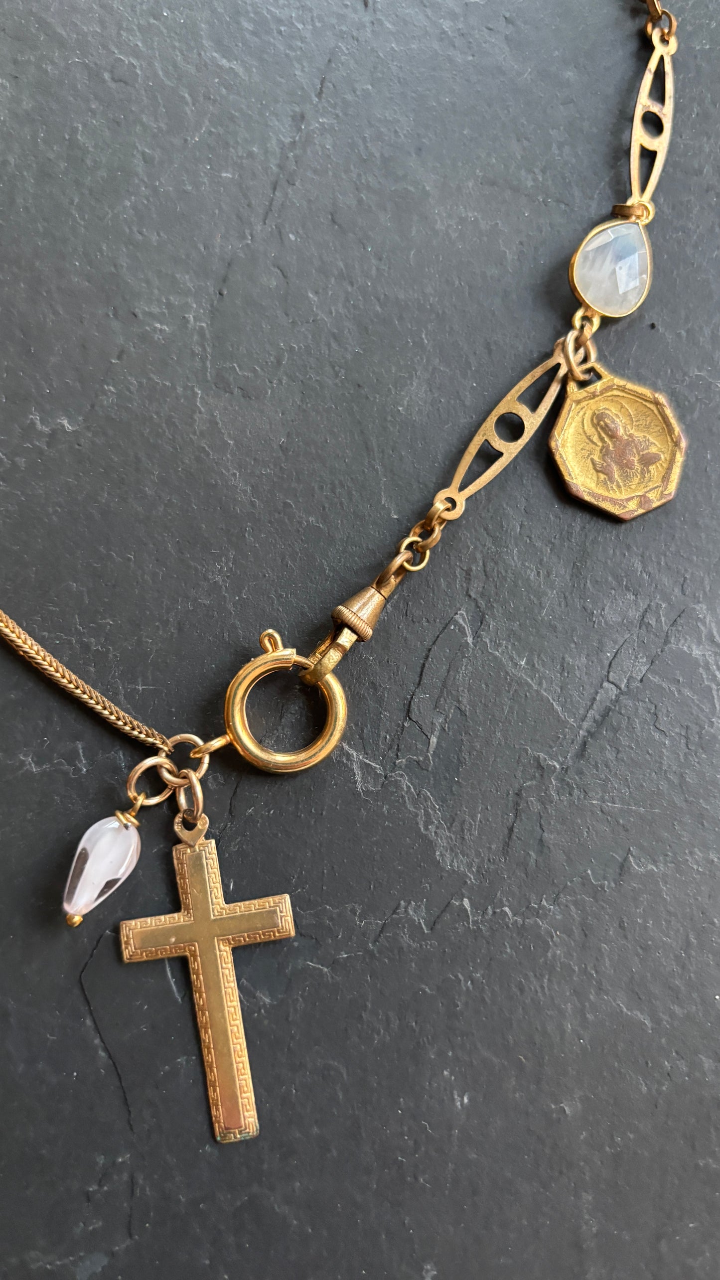 Collier chaîne de montre , croix et pierre de lune