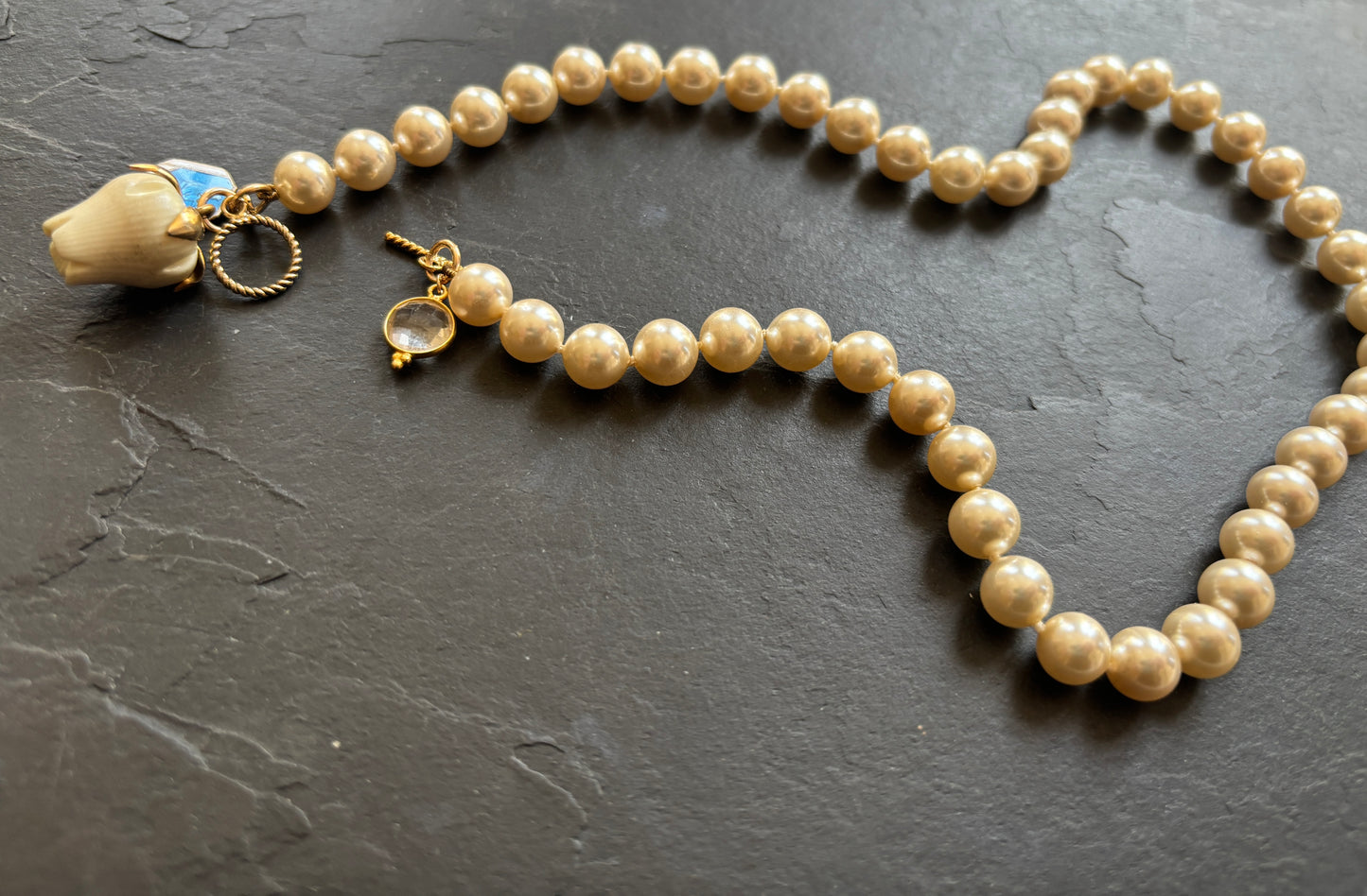 Collier de perles vintage , médaille, rose et cristal de roche