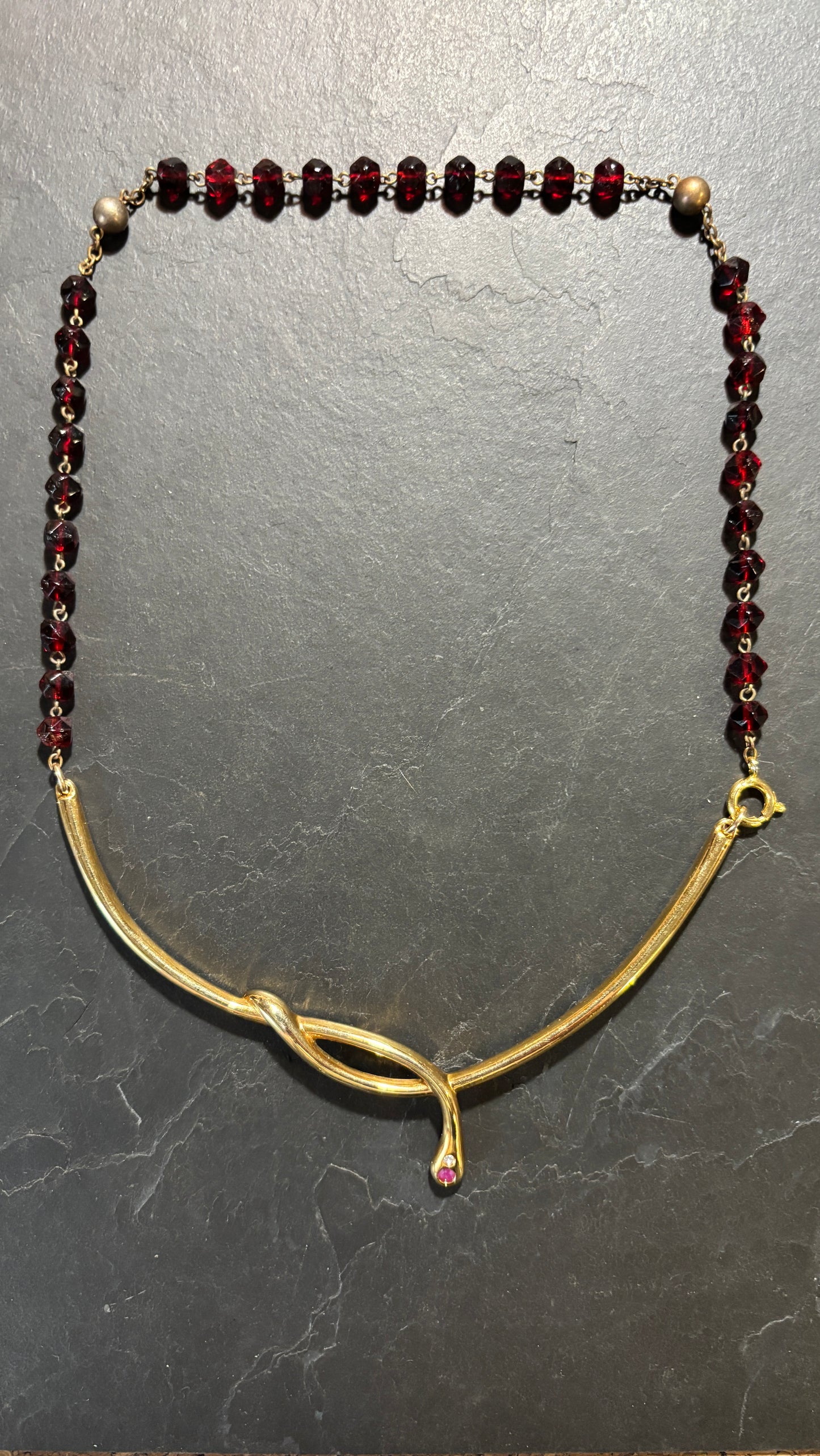 Collier chapelet rouge et torque au serpent
