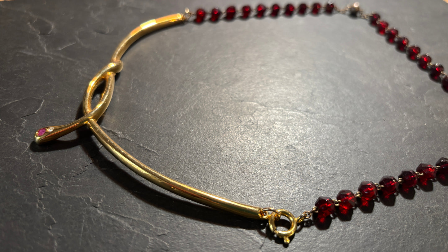 Collier chapelet rouge et torque au serpent