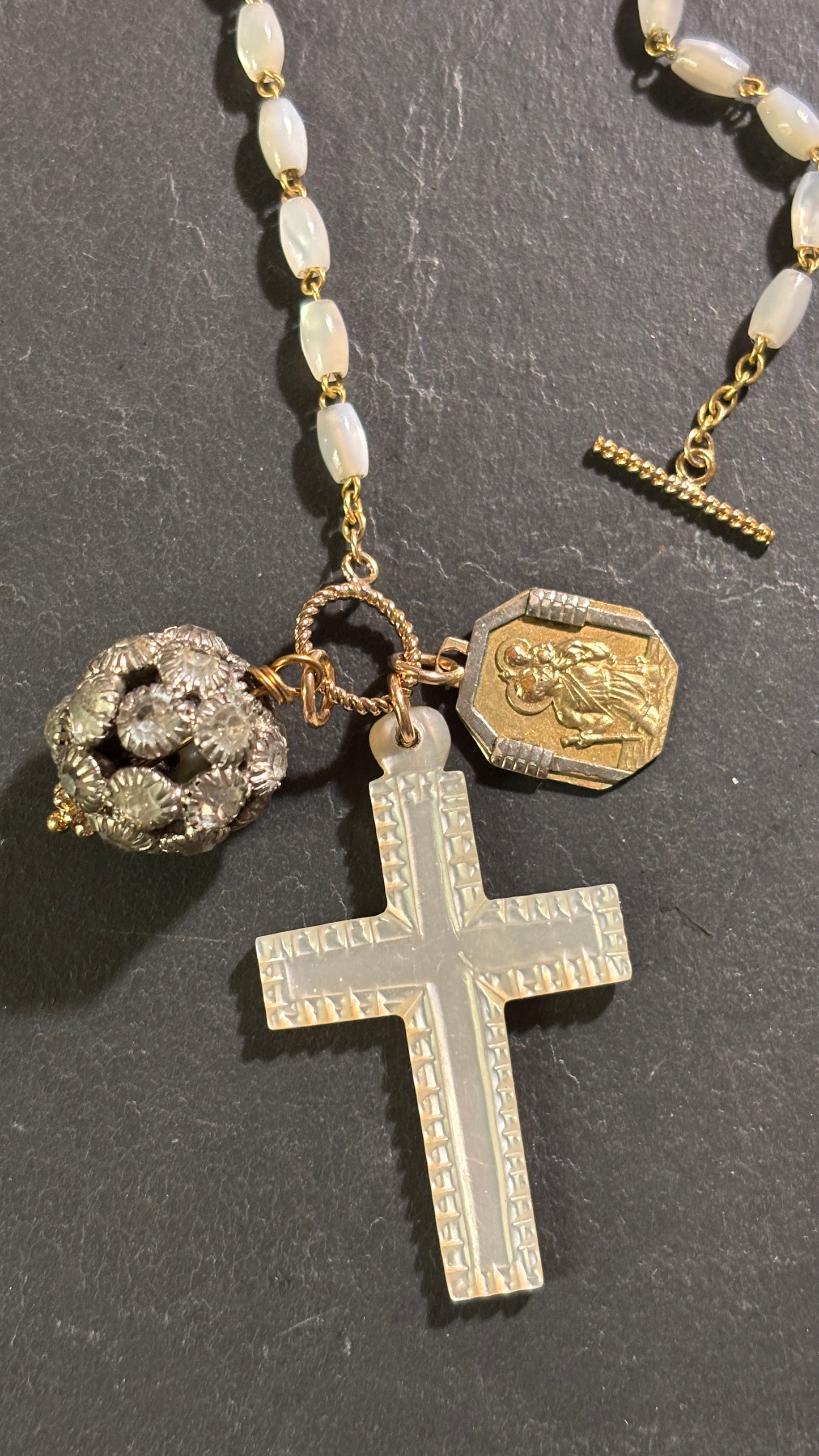 Collier de nacre, strass et médaille de St Christophe
