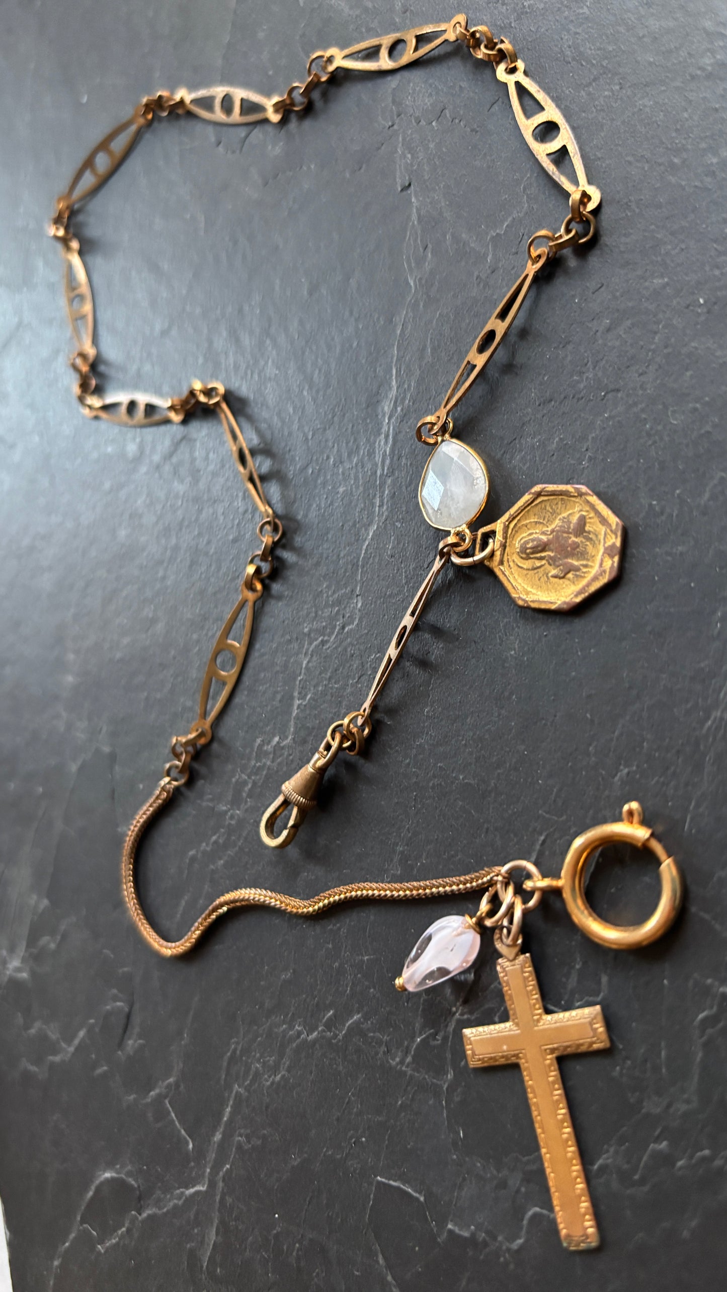 Collier chaîne de montre , croix et pierre de lune