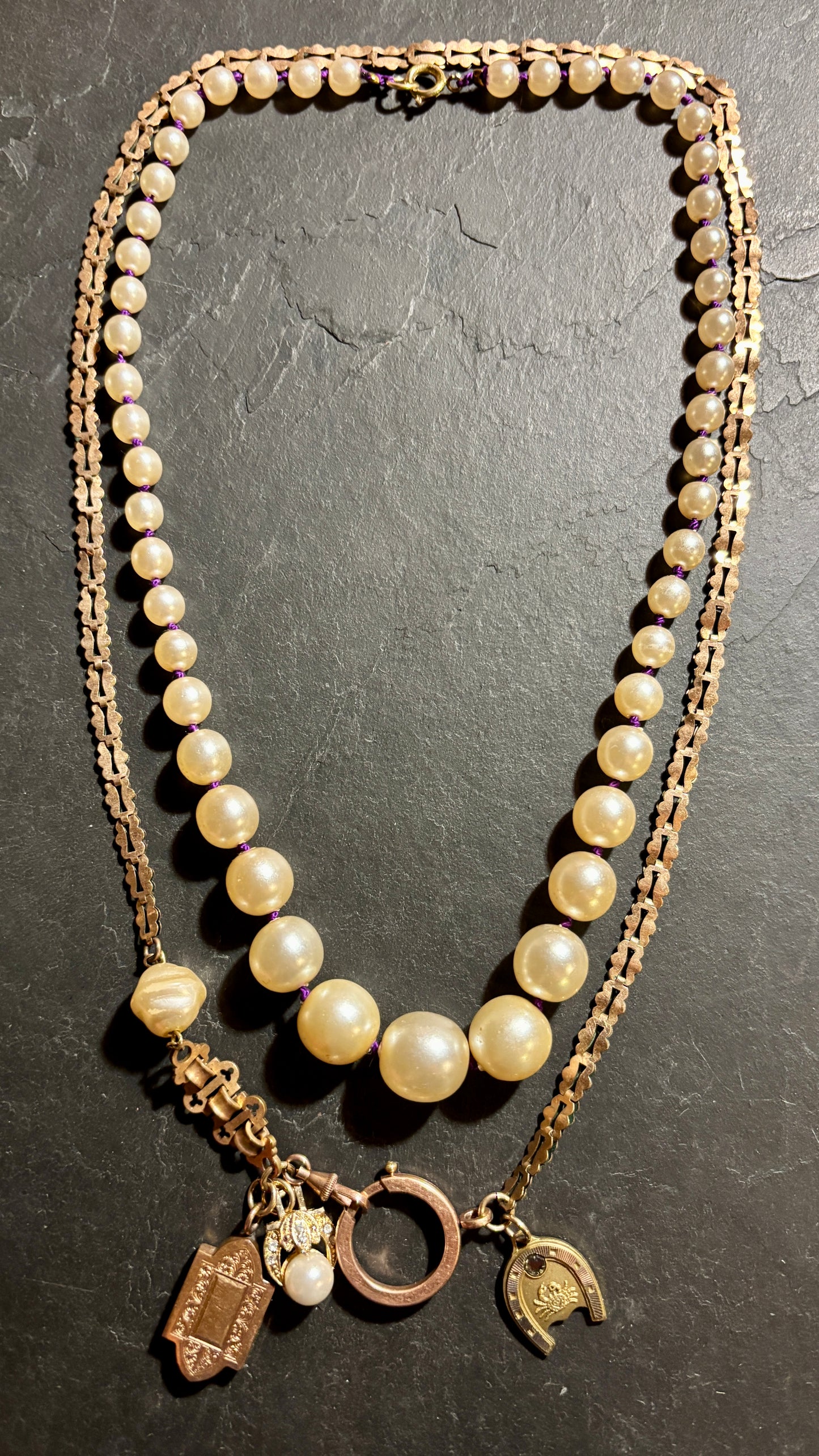 Collier de perles noué sur fil violet