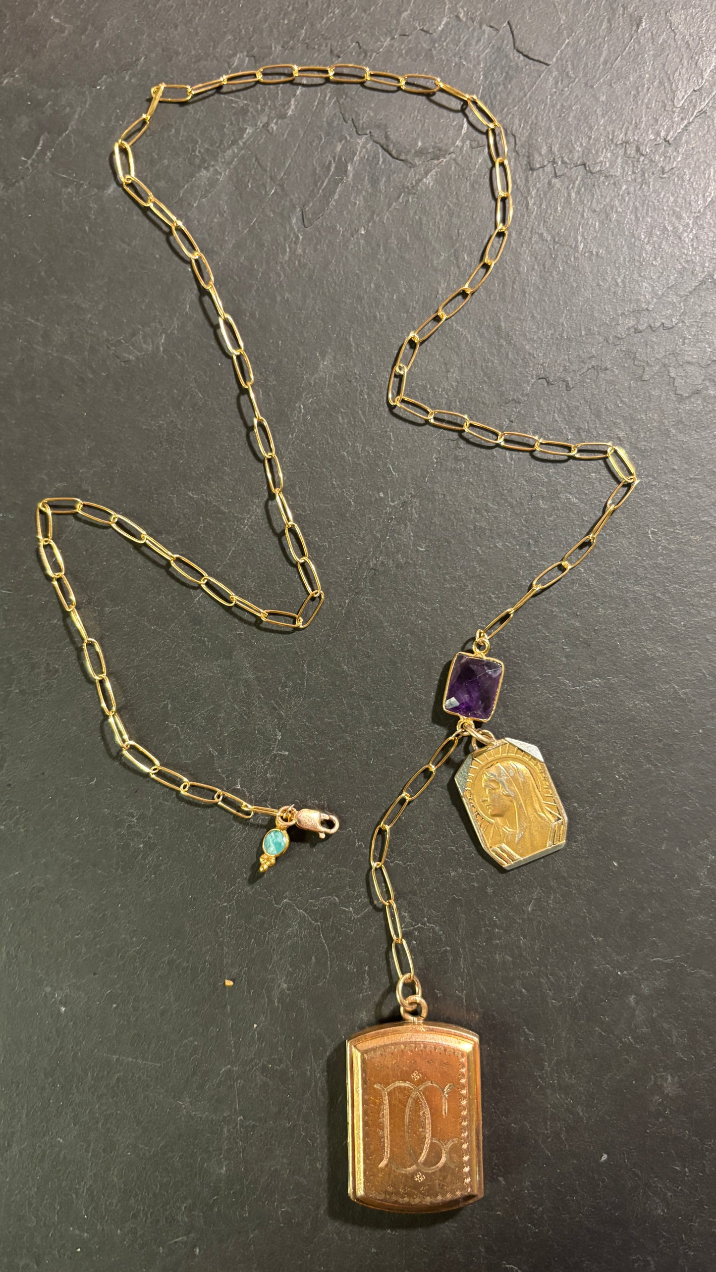 Collier lasso , améthyste et médaille à secret initiales DG.