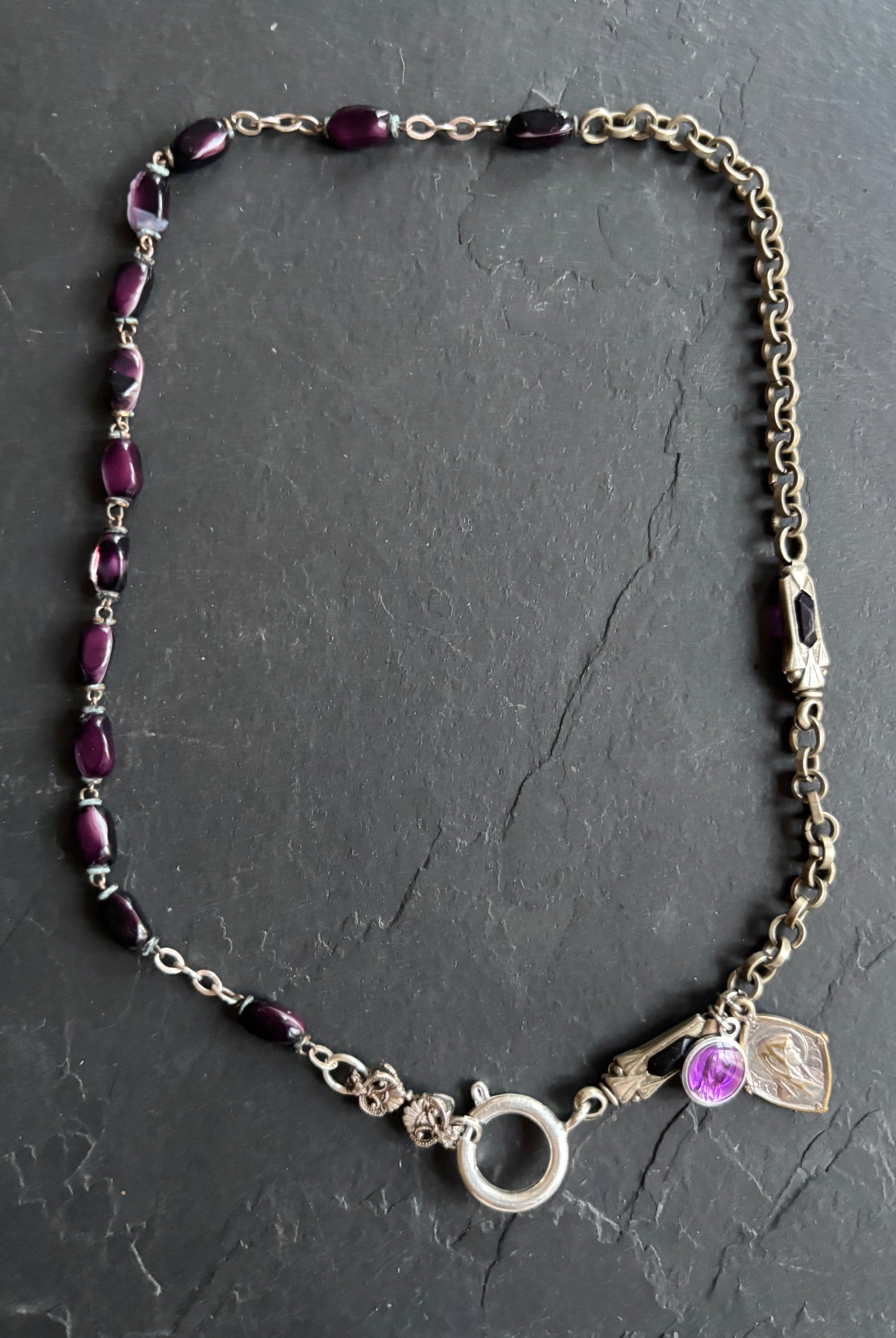Collier chaîne de montre Art Deco , chapelet violet et médailles