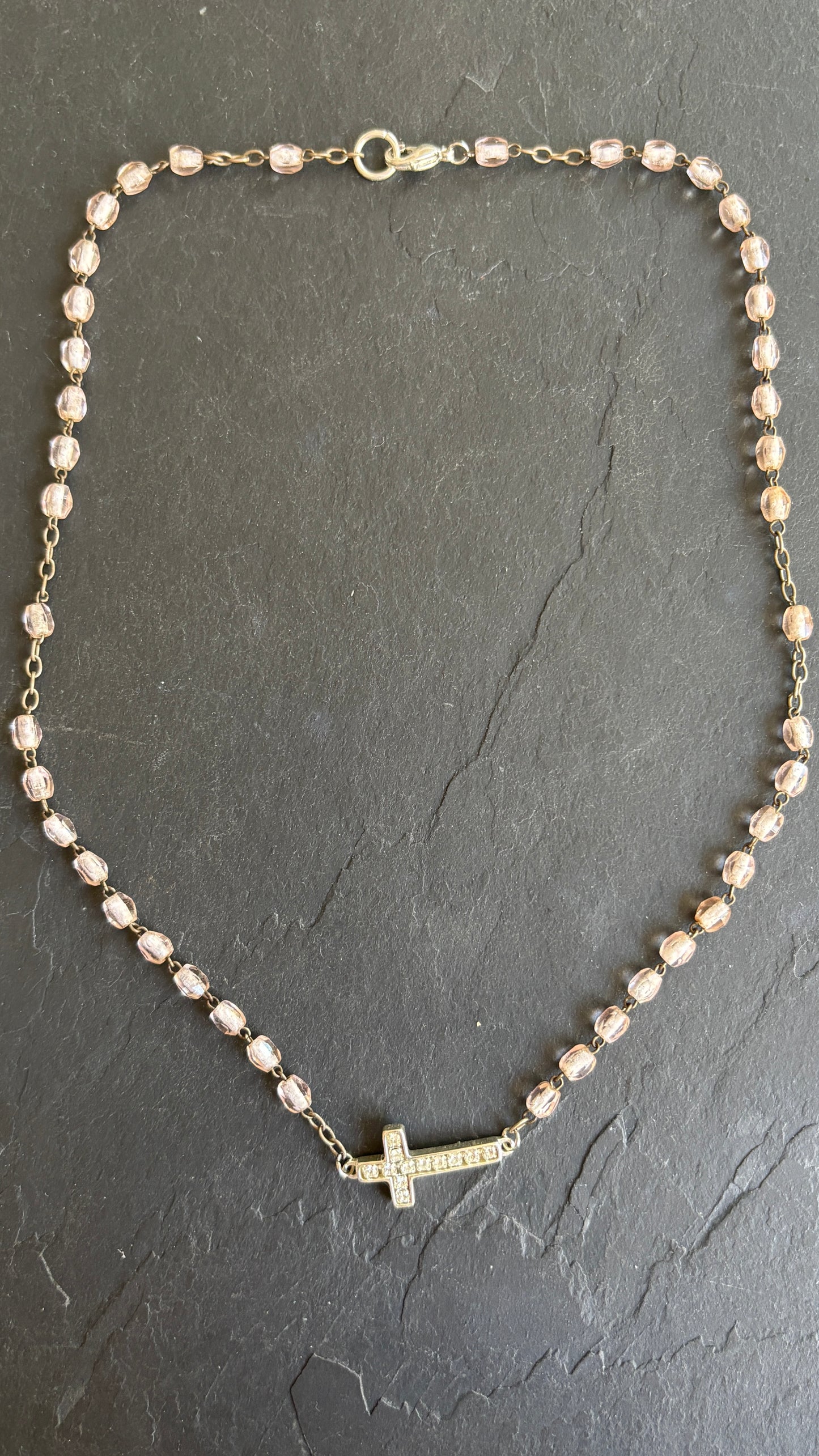 Collier chapelet rose pale et croix strassée - blissparis