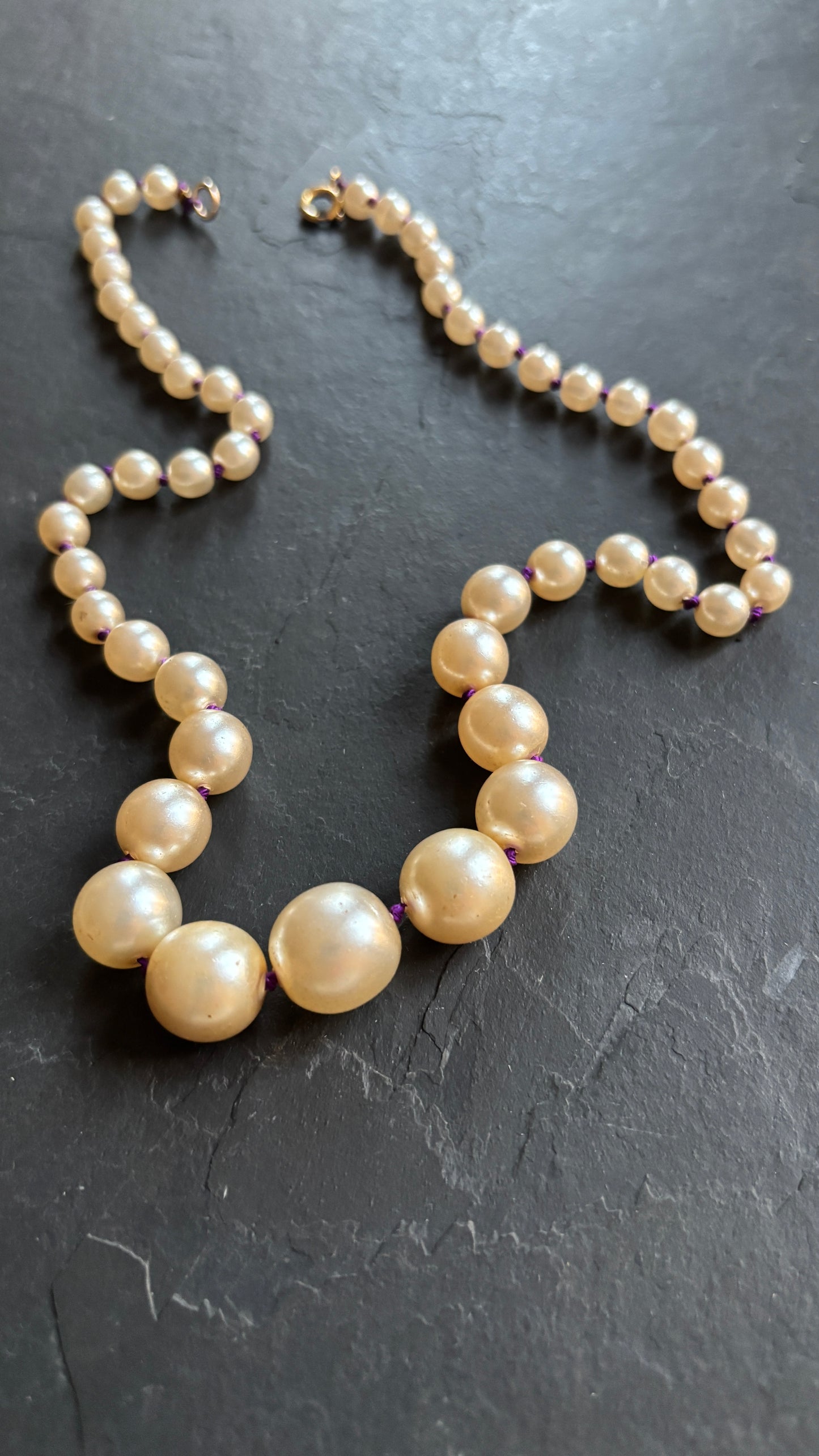 Collier de perles noué sur fil violet